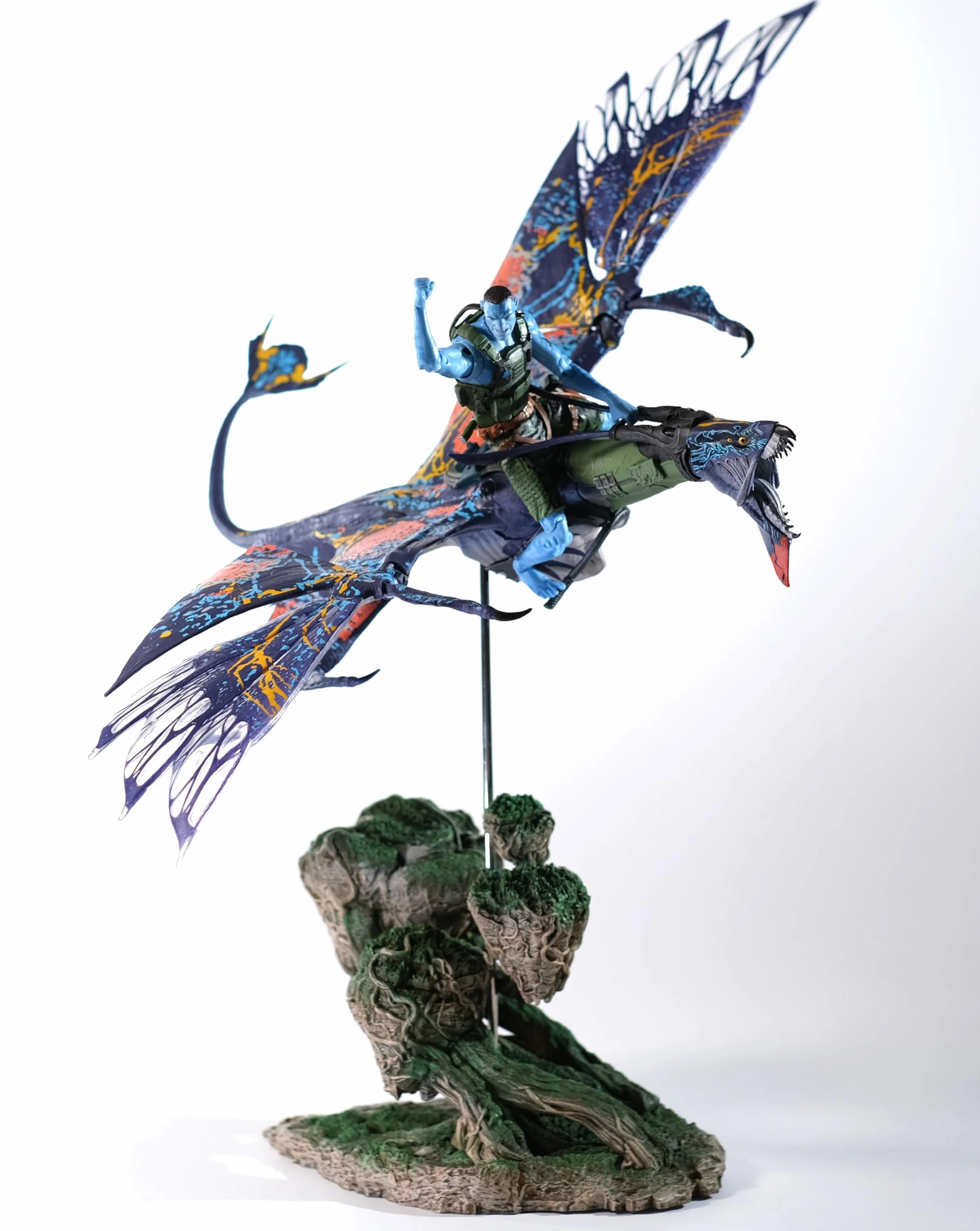 Disney Avatar DLX MEGA Banshee & Rider - A2 QUARITCH & Banshee (złota etykieta)