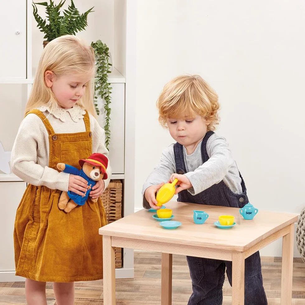 Rainbow Designs Paddington Bear's Toy Tea Set – 9-częściowy zestaw do herbaty dla dzieci z czajnikiem, kubkami, spodkami i dzbankiem na cukier – zawiera pluszową zabawkę, walizkę wielokrotnego użytku