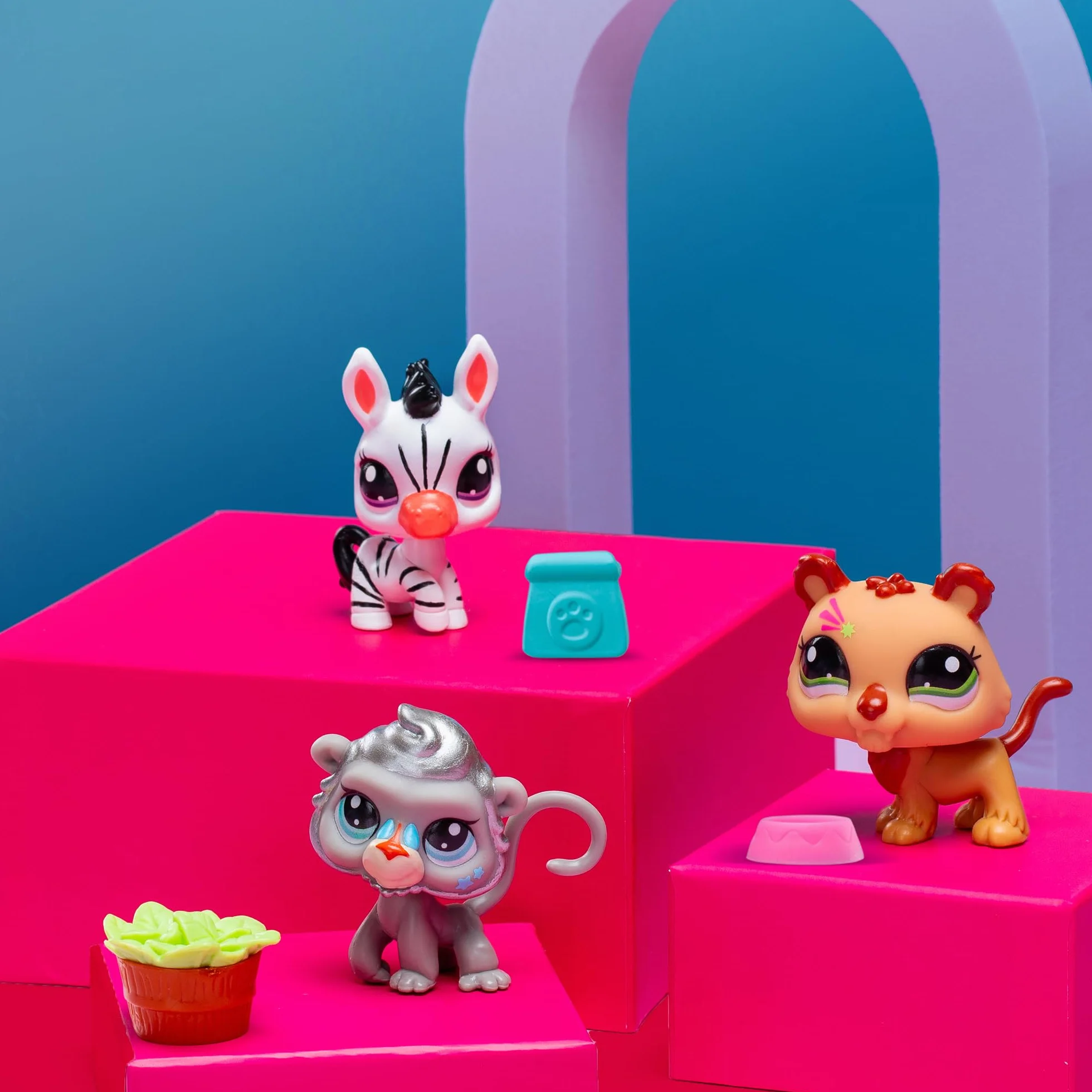 BANDAI Littlest Pet Shop Pack 3 Zoo Pets BF00597 Zestaw 3 Zwierząt, Akcesoria, Karta kolekcjonerska i wirtualny kod, Generacja 7, Zwierzęta #96, #97, #98, Dzieci w wieku 4 lat +