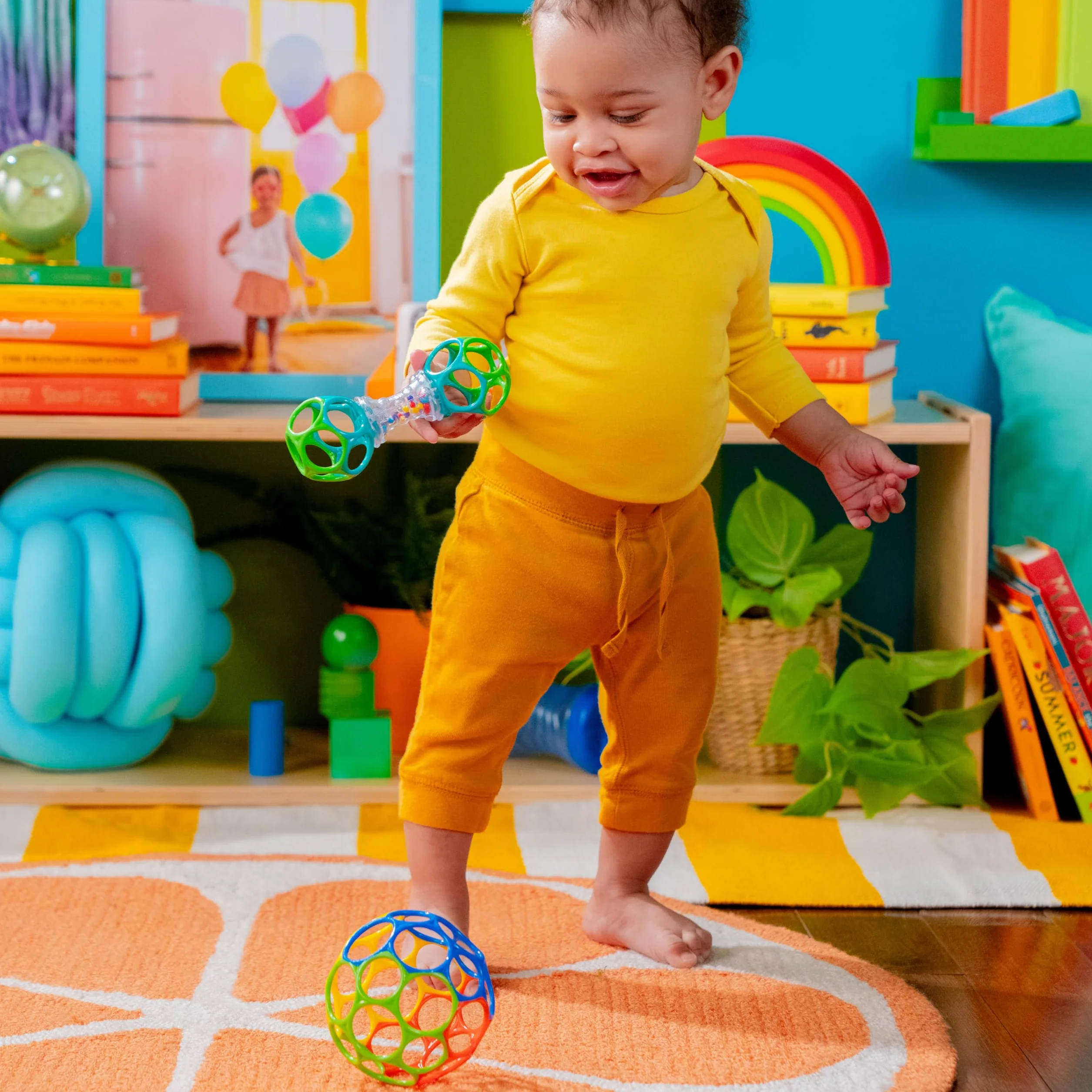 Bright Starts Easy-Grasp Oball Bundle zestaw prezentowy – Grasp the Day, piłka i grzechotka - zestaw 2 sztuk, nie zawiera BPA, unisex, nowożeńcy +
