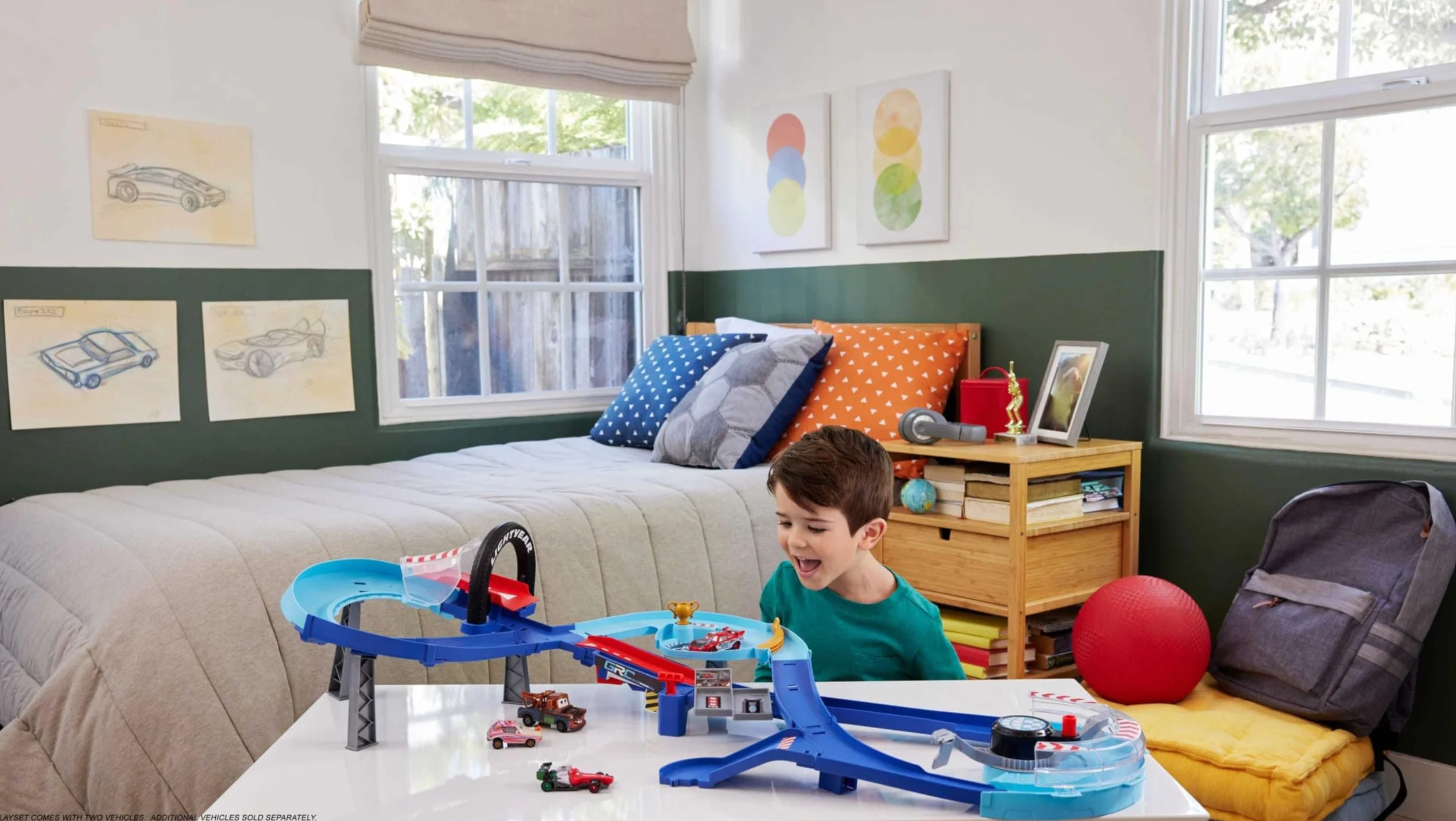 Mattel Disney Pixar Cars Auta GRC Tor Wyścigowy skok Zestaw do zabawy z przyspieszaczem i 2 autami zabawkami: Zygzakiem McQueenem i Francesco Paltegumi, HXJ32