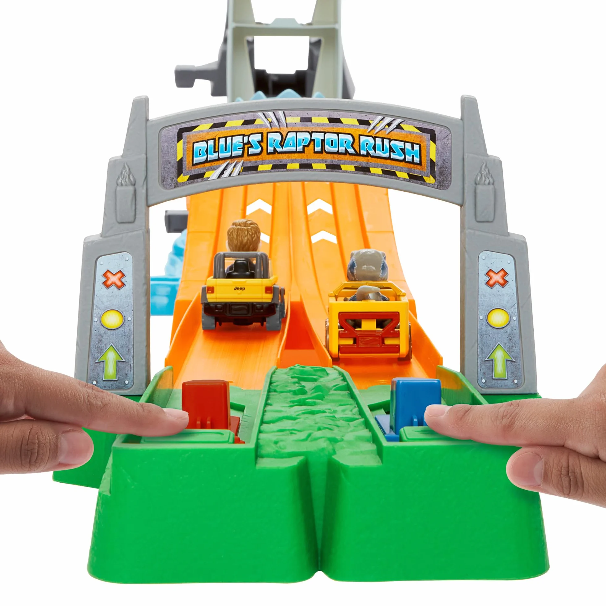 Hot Wheels RacerVerse Jurassic World Kolejka linowa Blue Zestaw z torem i 2 metalowymi pojazdami inspirowanymi Blue i Owenem, HTP12