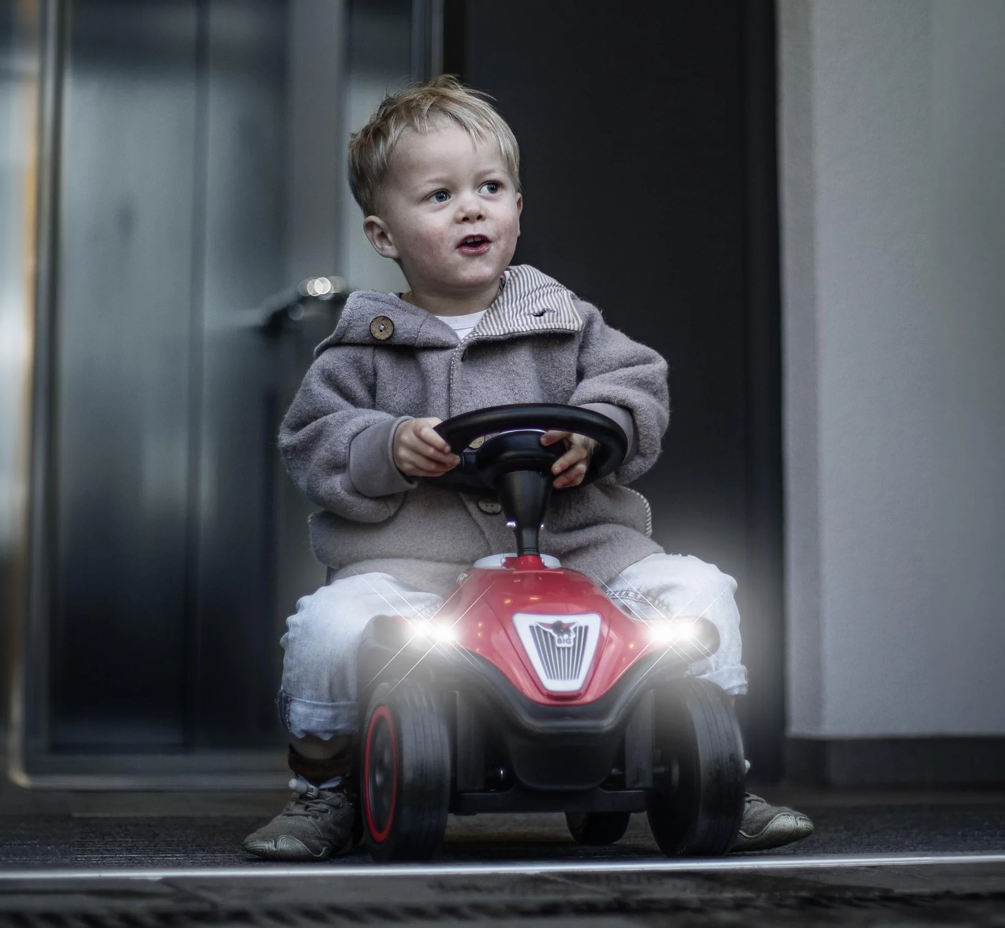 Big Bobby Car Next 2.0 samochód poślizgowy od 1 roku życia z oświetleniem LED, miejscem do przechowywania, kierownicą dźwiękową, szeptami i nowymi funkcjami, pojazd dla dzieci w wieku od 1 do 5 lat