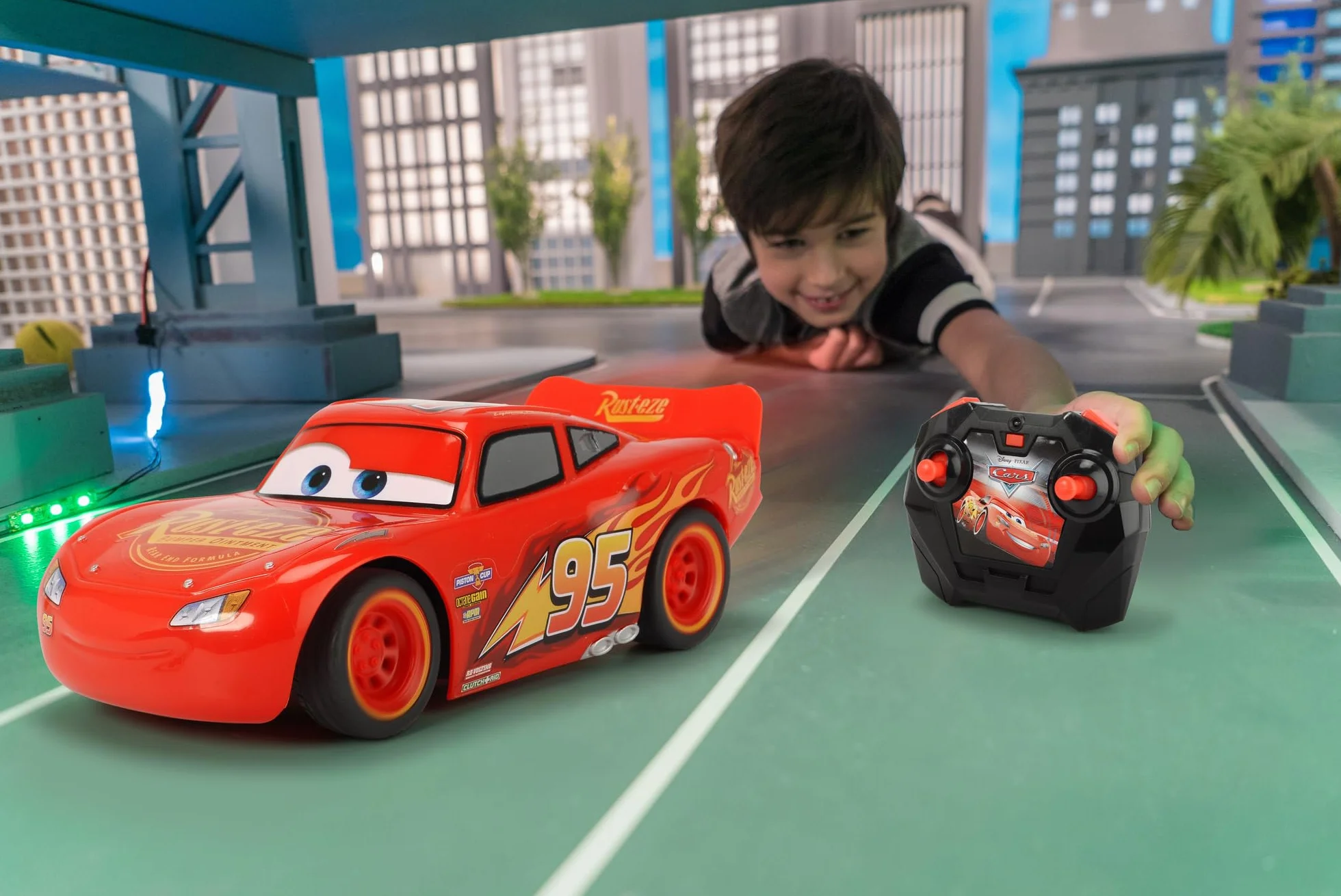 Jada Toys Disney Auta Cars Zygzak McQueen samochód zdalnie sterowany z funkcją turbo, Oficjalny licencjonowany pojazd i 2-kanałowy pilot, funkcja ładowania USB, skala 1:24, 17 cm, dla dzieci od 3 lat