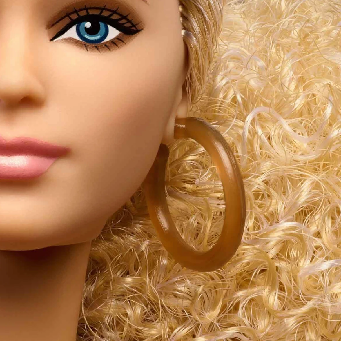 Barbie Basics Model 07 Kolekcjonerska lalka modowa blondynka, białe spodnie ze złotym nadrukiem Zabawka 6+ JJX26