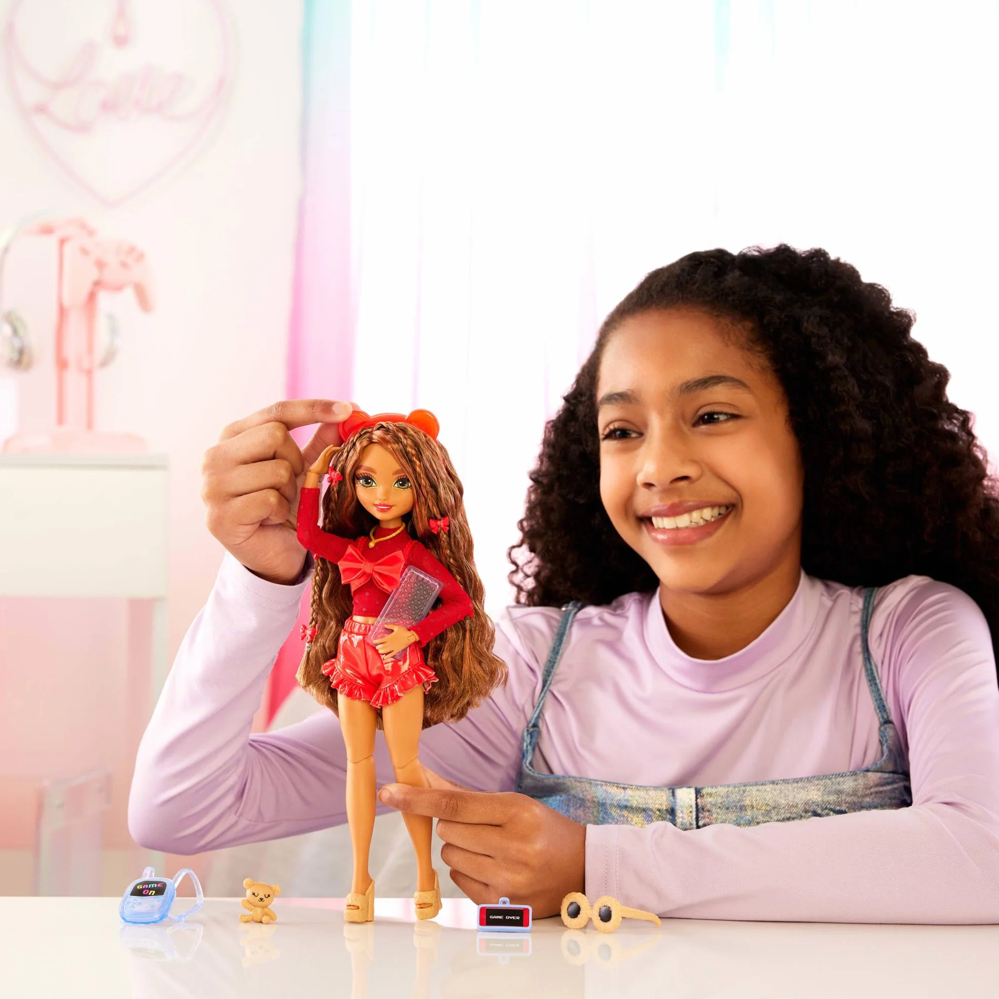 Barbie Dream Besties Lalka modowa Teresa do ustawiania w różnych pozach z brązowymi włosami, spinkami do włosów i 8 akcesoriami z motywem gier, HYC23
