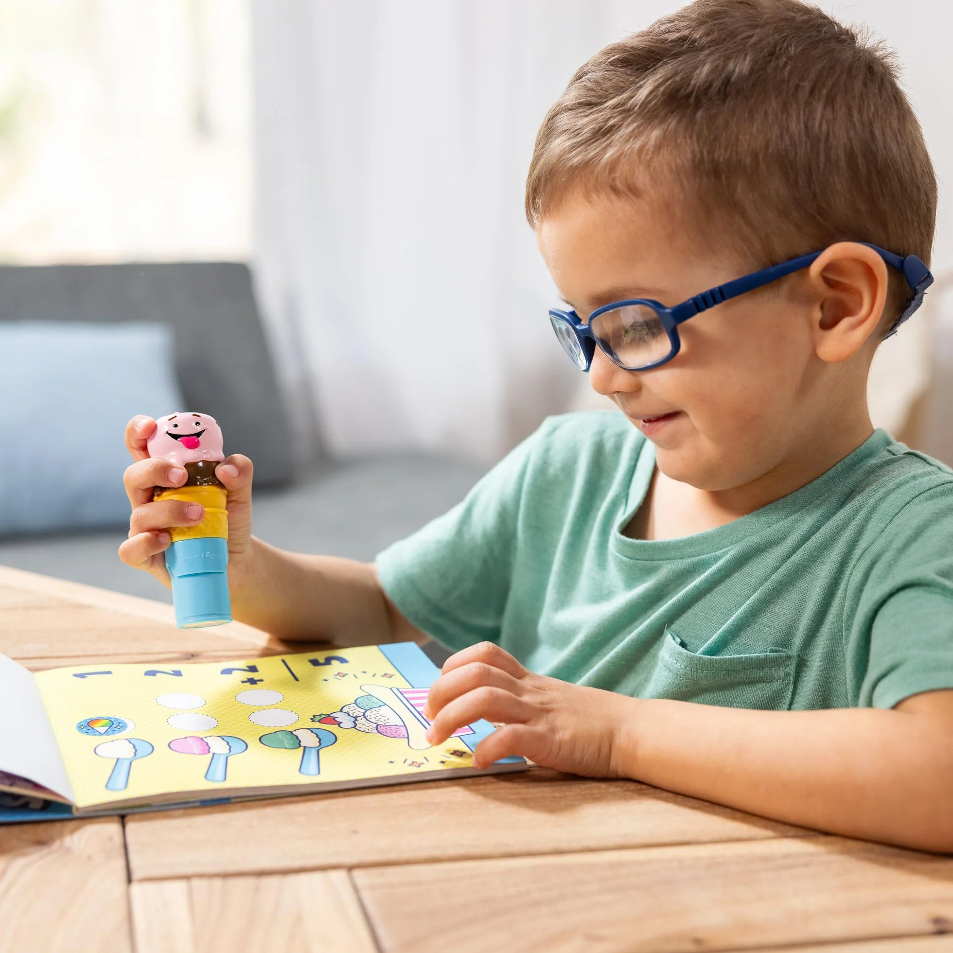 Melissa & Doug Naklejka WOW!™ 24-stronicowa podkładka do aktywności i stempel, 300 naklejek, sztuka i rzemiosło Fidget zabawka kolekcjonerska postać - lody - certyfikat FSC