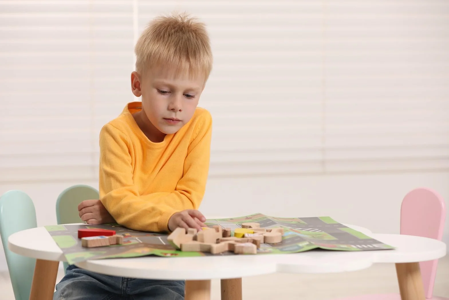Drewniany zestaw do zabawy, znaki drogowe dla dzieci – 13 znaków drogowych, 2 drewniane samochody, 3 kartonowe drogi – zabawka edukacyjna do edukacji ruchu drogowego i budowy miasta – idealny