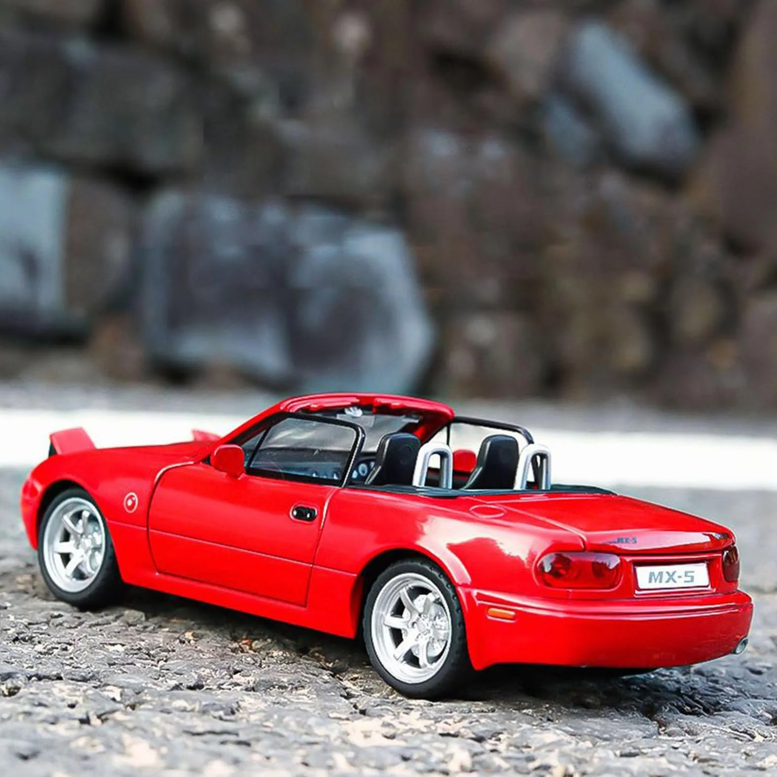 Mazda MX-5 Miata 1:32 modelka samochodu, zabawka z światłem i muzyką, zdejmowana osłona, funkcja cofania, odlew z stopu, idealny dla dzieci od 3 lat i kolekcjonerski model samochodu (czerwony)