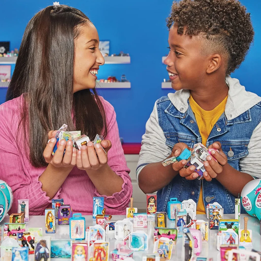 Mini Brands 77354, Myszka Miki Disney Store Series 2 etui kolekcjonerskie z 5 Mystery Minis firmy Zuru, małe
