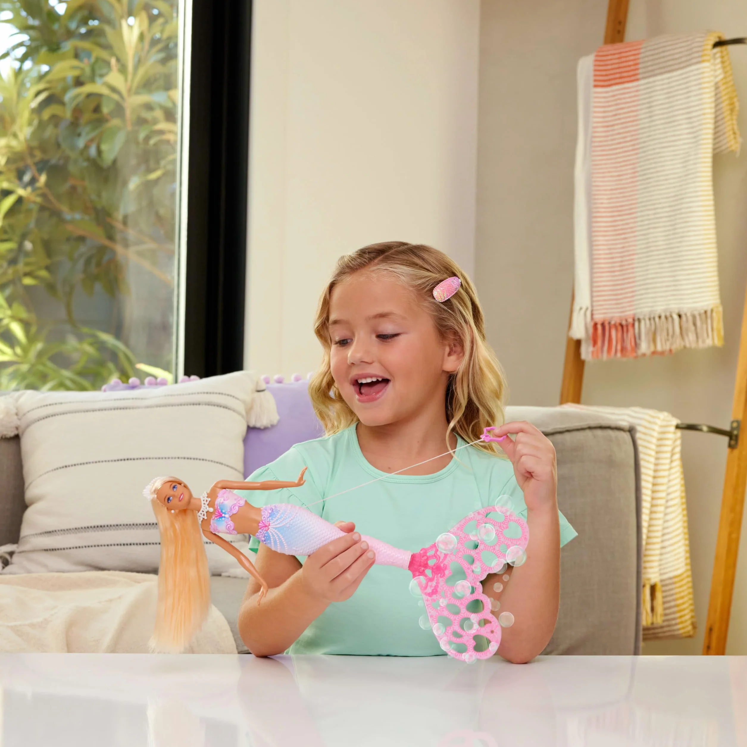 Barbie Lalka Bąbelkowa syrenka Magiczne bańki (długie blond włosy, lśniące pasemka), funkcja robienia baniek, płyn do baniek, tacka i szczotka do włosów, zestaw zabawka dla dzieci 3+, JLW56