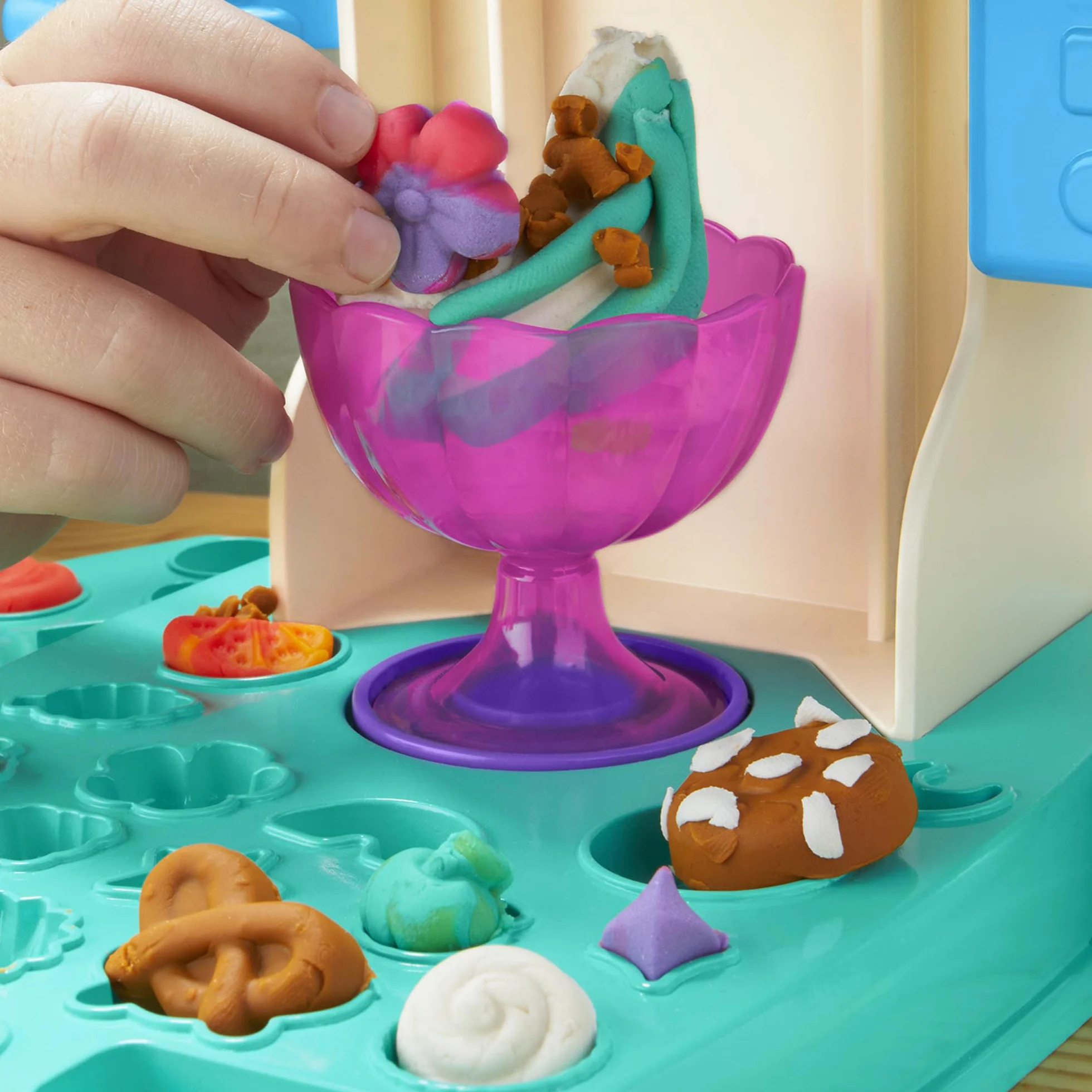 Play-Doh Ciastolina Zakręcone Tęczowe Lody | Lodziarnia, 5 Pojemników, w Tym 3 Dwukolorowe, i 7 Akcesoriów | Zabawka dla 3-Latka i Przedszkolaka | Prezent dla Dzieci, Dziewczynek i Chłopców
