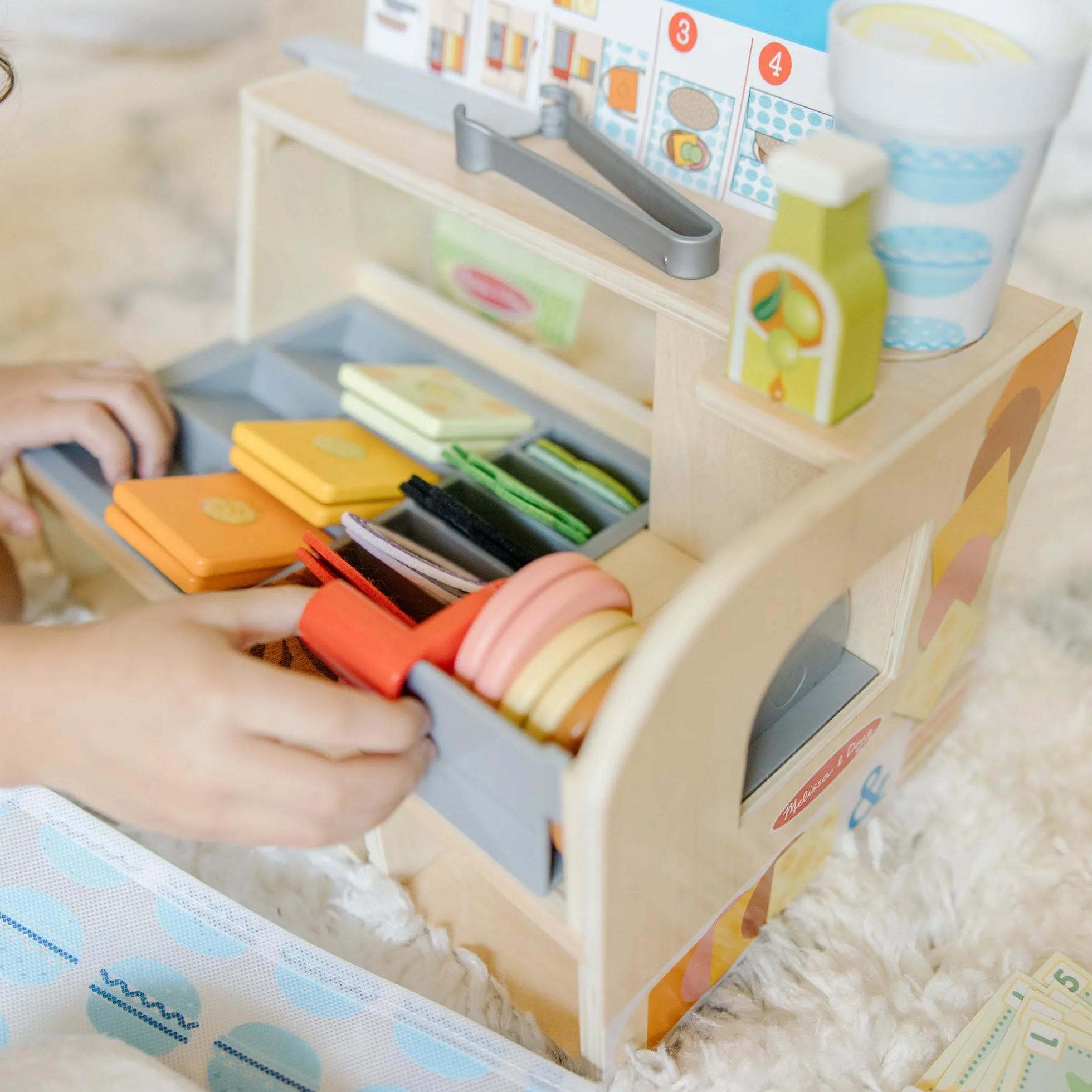 Melissa & Doug Sklep z kanapkami z ladą i akcesoriami, Zabawa w udawanie, Zabawkowe jedzenie, Zabawa kreatywna Montessori, Prezenty dla dzieci 3 4 5 lat, Prezent dla chłopca lub dziewczynki