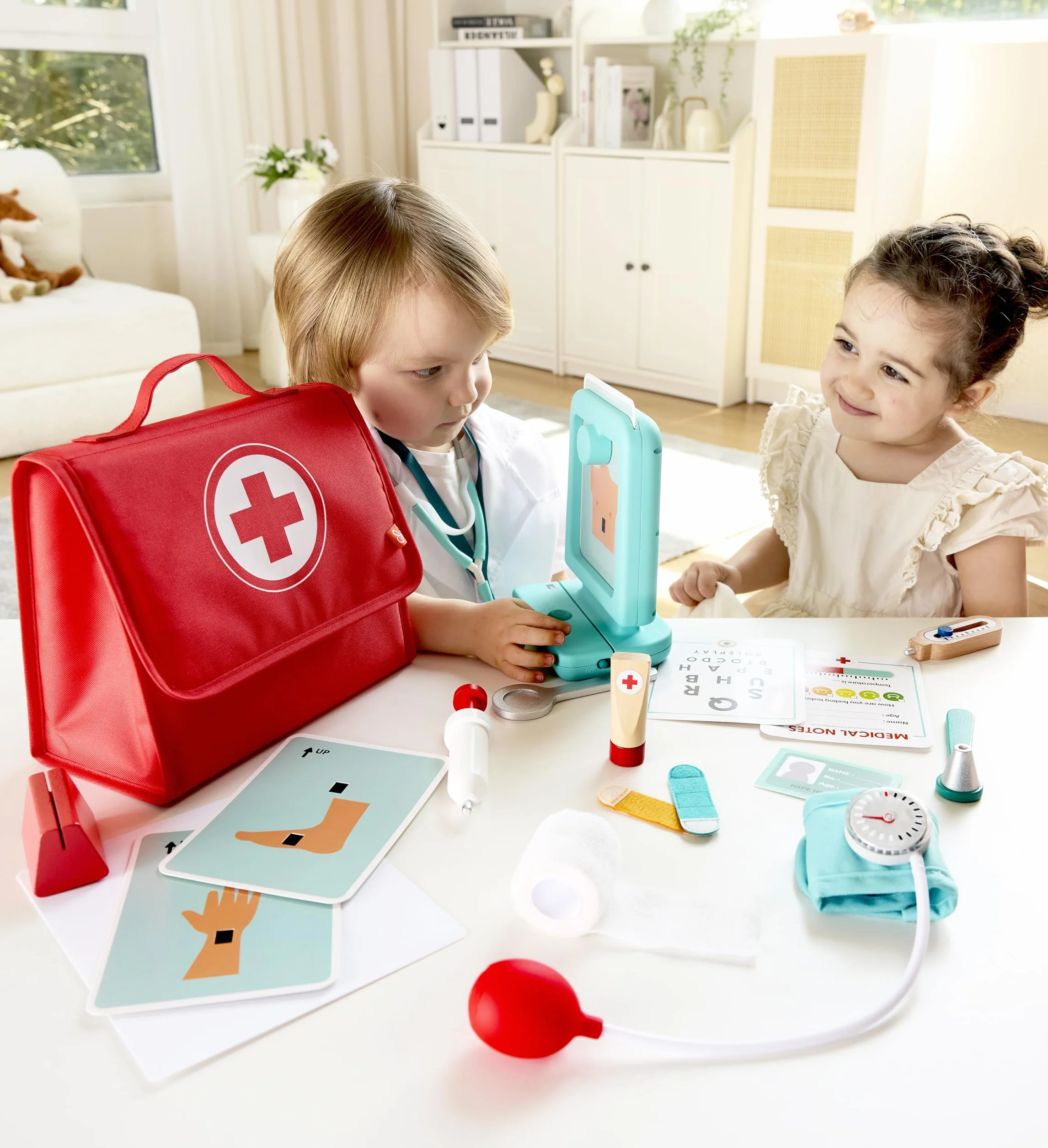 Hape Zestaw medyczny, drewniany zestaw do zabawy dla dzieci, zestaw lekarski z interaktywnymi narzędziami