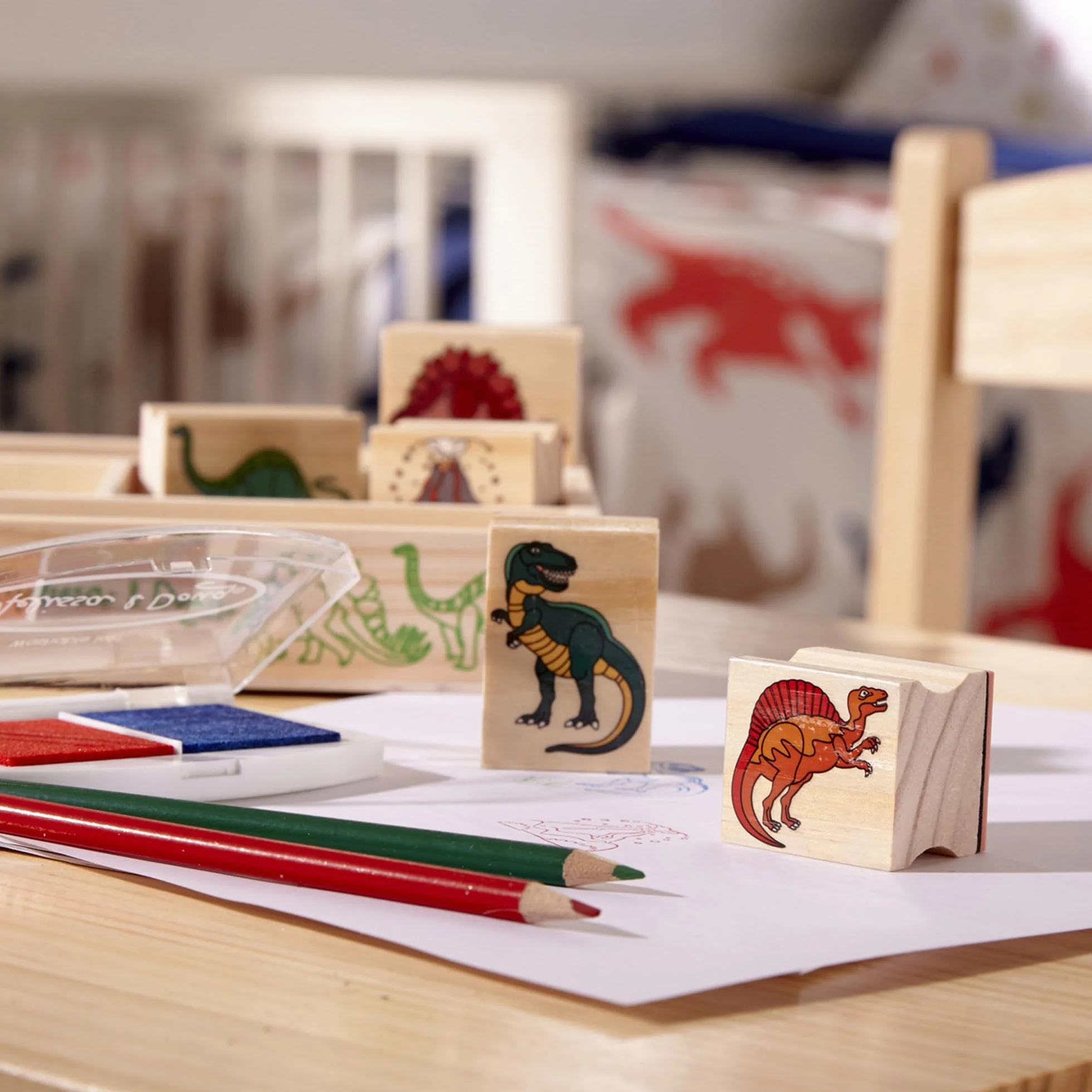 Melissa & Doug Zestaw stempli Dinozaury z kolorowymi ołówkami dla dzieci | Zabawa kreatywna | Drewniane pieczątki I stemple dla dzieci | Prezent dla chłopców i dziewczynek w wieku 3 4 5 6 lat