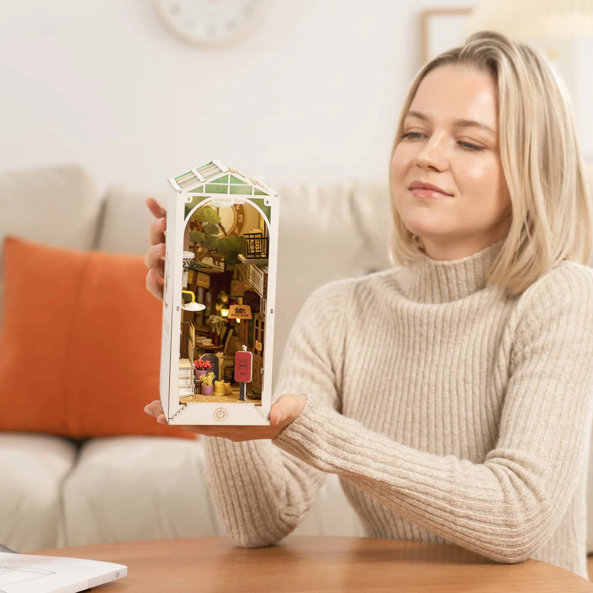 ROBOTIME Zestaw DIY do budowy miniaturowego zakątka książkowego, do zawieszenia na ścianie, model domu z puzzle, zestawy budowlane z oświetleniem LED, dekoracja regału na książki, prezent na Dzień