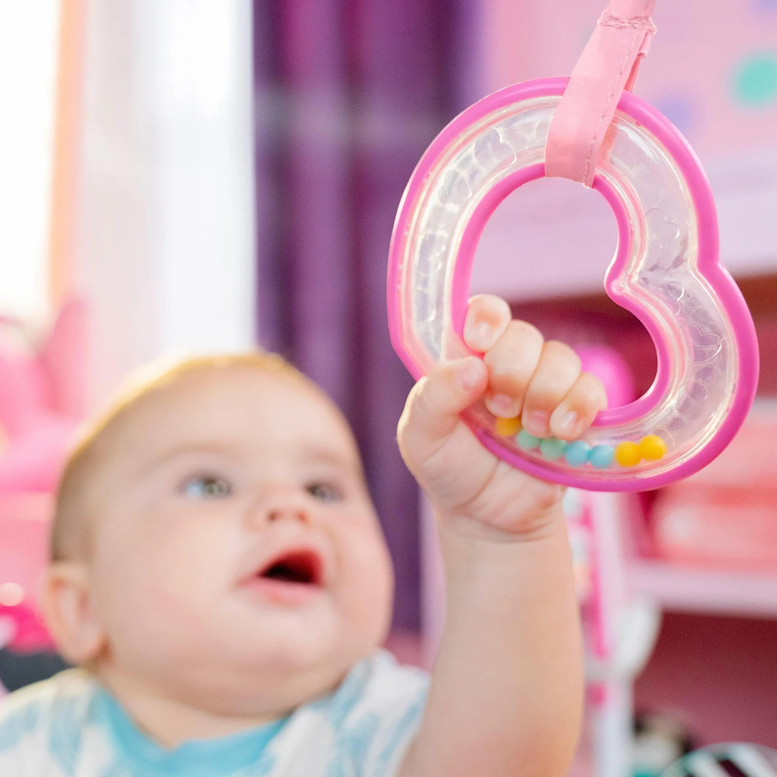 Bright Starts, Disney Baby, Minnie Mouse Forever Bestie, Skoczek i atrakcje - z lampkami i piosenkami, dzieci od 6 miesięcy +