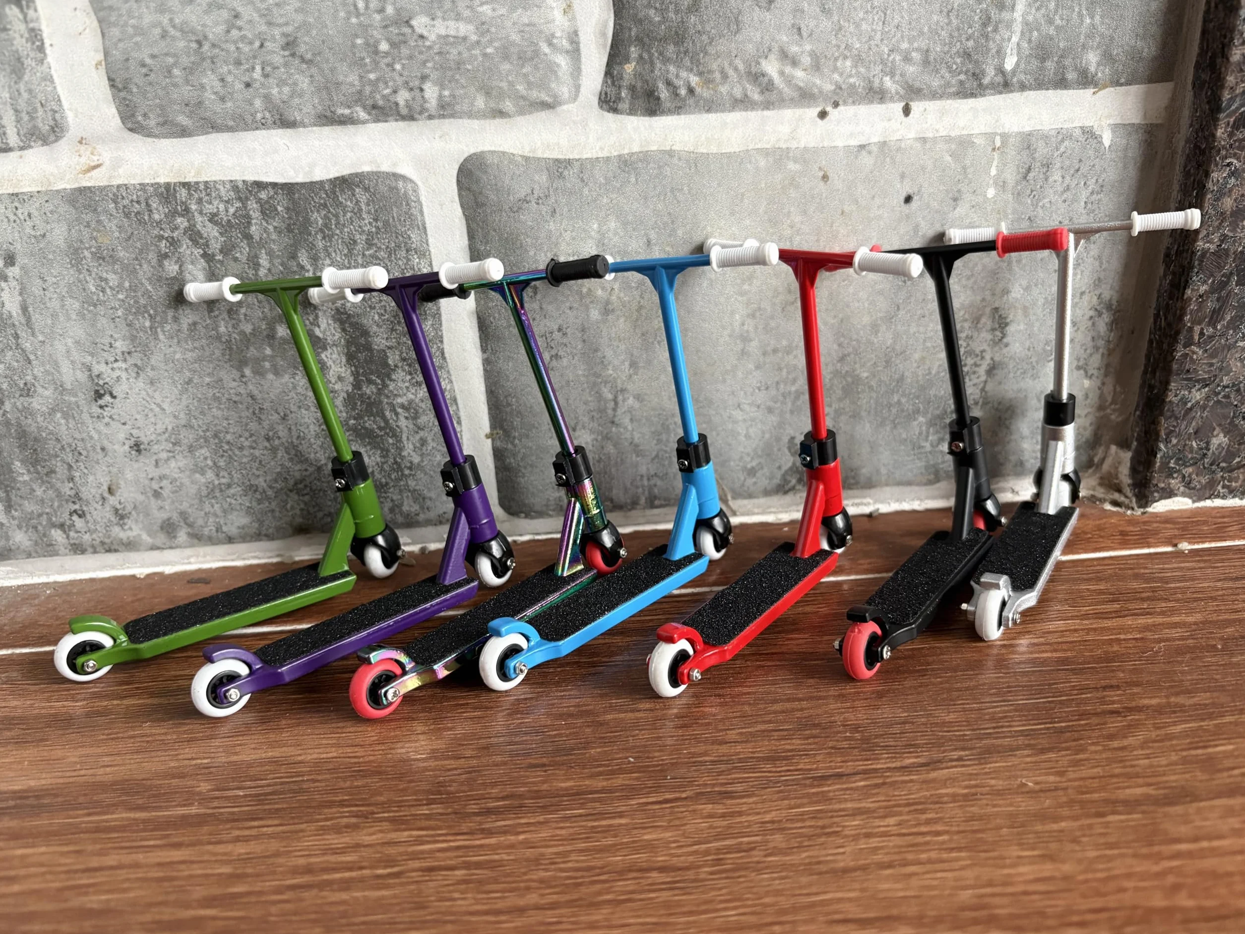 LEEFAI Metal Finger Scooter Alloy Pro Stunt Scooter (Rainbow)