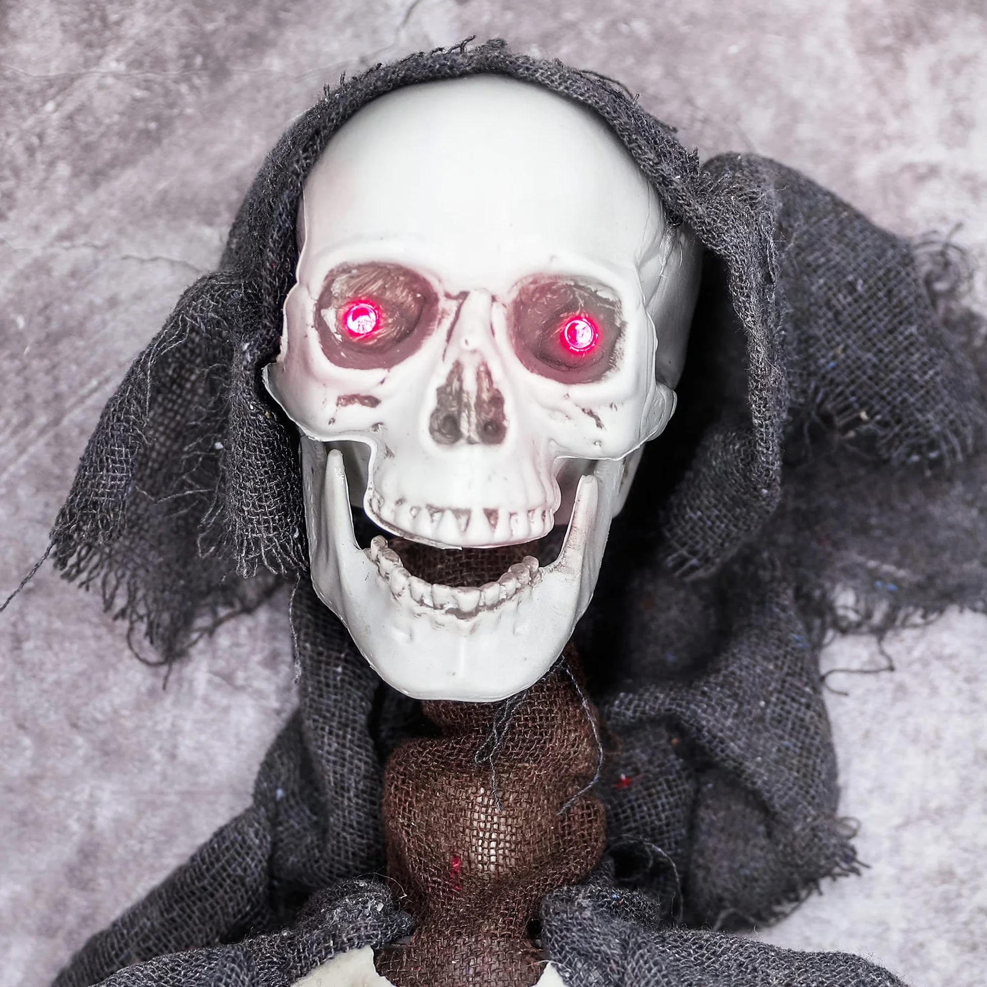I LOVE FANCY DRESS LTD Ponure Reaper Halloween rekwizyt animowana dekoracja ze skrzydłami - czerwone świecące oczy i efekty dźwiękowe - Eerie Reaper z zmotoryzowanymi skrzydłami i głową - rekwizyty na Halloween, 1 opakowanie