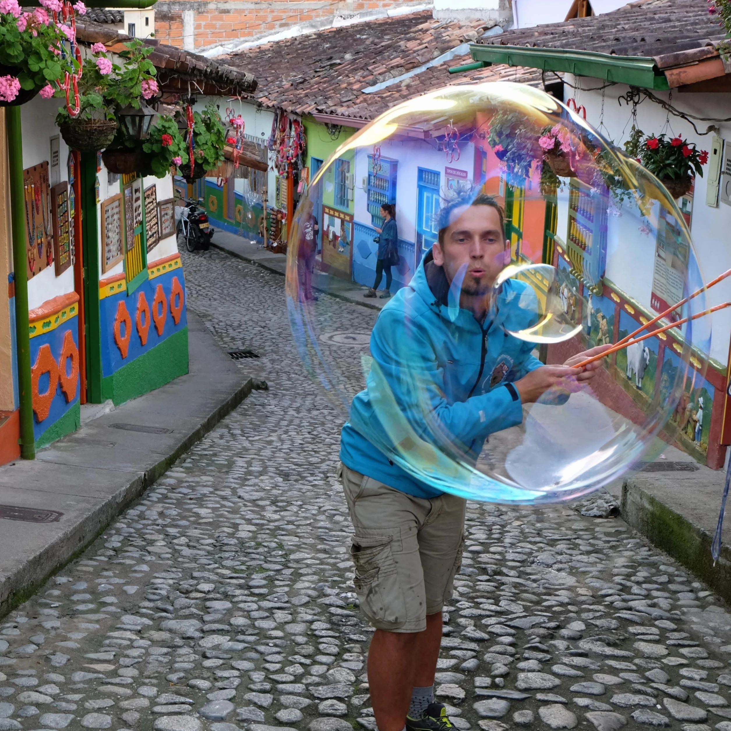 Bubble Brothers Zestaw baniek i mydlanych dla dzieci, 6-częściowy, 3 pałeczki, 10 litrów płynu, wiadro bąbelkowe