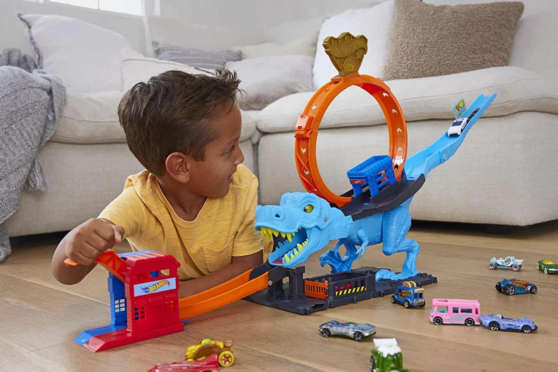 Hot Wheels City Pętla T-Rexa Zestaw z ogromną pętlą i starciem z dużym dinozaurem, HNP77
