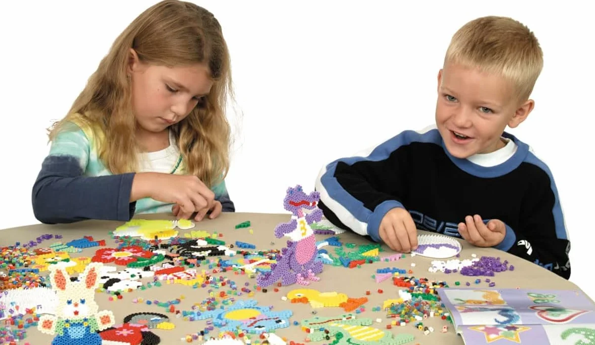 Hama Perły 7918 – zestaw prezentowy koralików do prasowania, Gabby's Dollhouse, z ok. 4000 koralików Midi o średnicy 5 mm, kreatywna zabawa dla dużych i małych