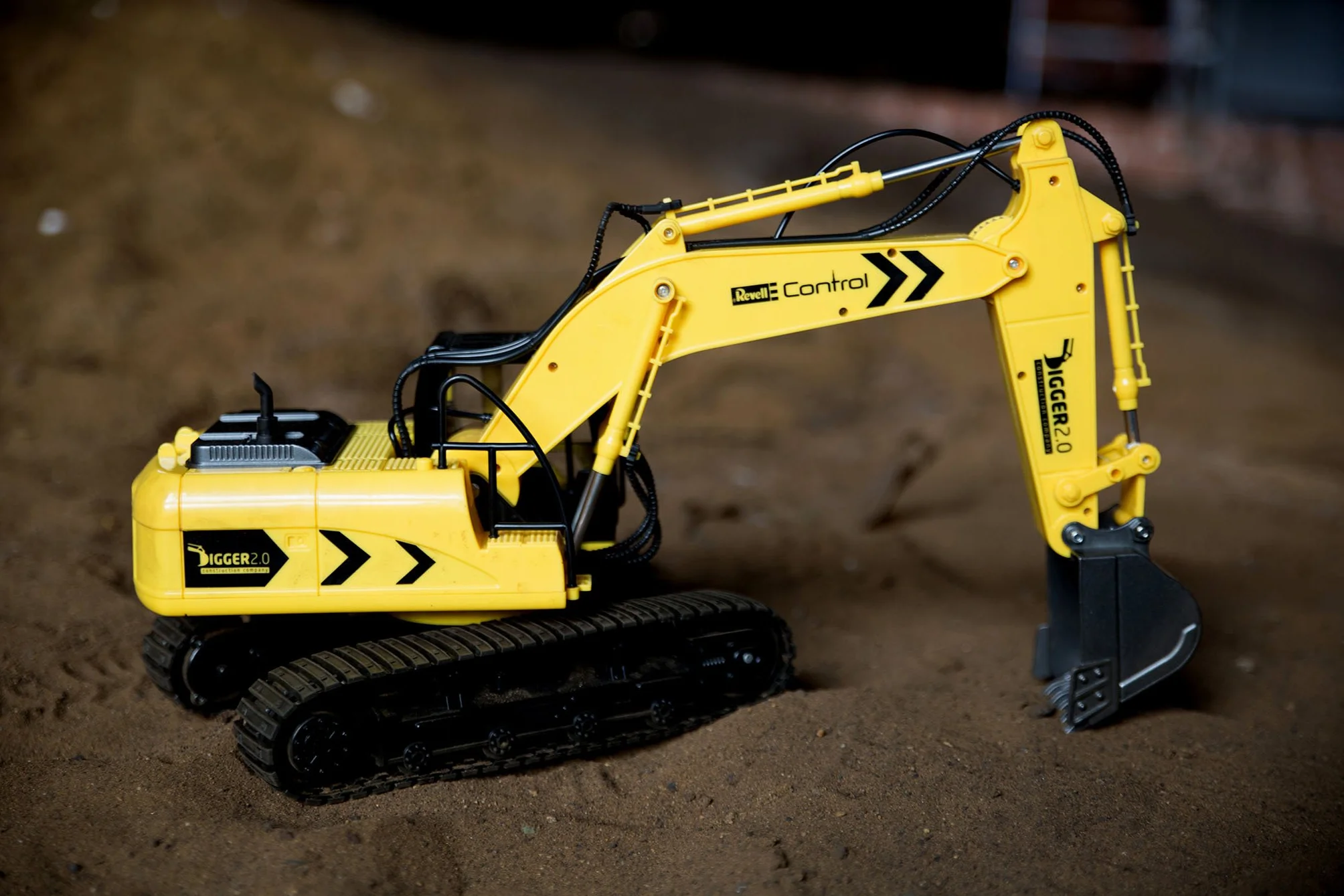 Revell Control 24924 RC koparka gąsienicowa Digger 2.0, napęd łańcuchowy, wymienna szufla i chwytak do drzew, nadaje się do użytku na zewnątrz, zdalnie sterowana koparka z akumulatorem, 2,4 GHz, żółta
