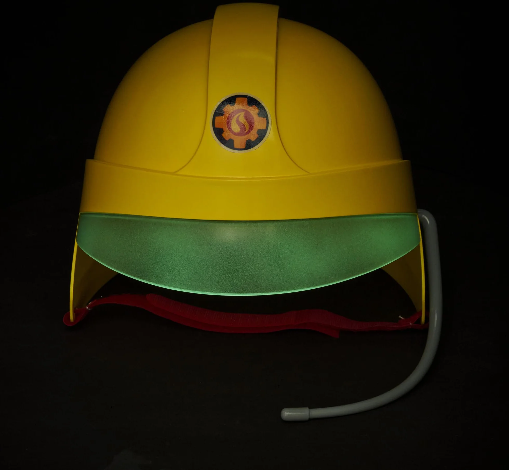 SIMBA 109252596 kask strażaka Sam, parasol i naklejka świecą w ciemności, z mikrofonem, wkładkami piankowymi wewnątrz, od 3 lat, czerwony