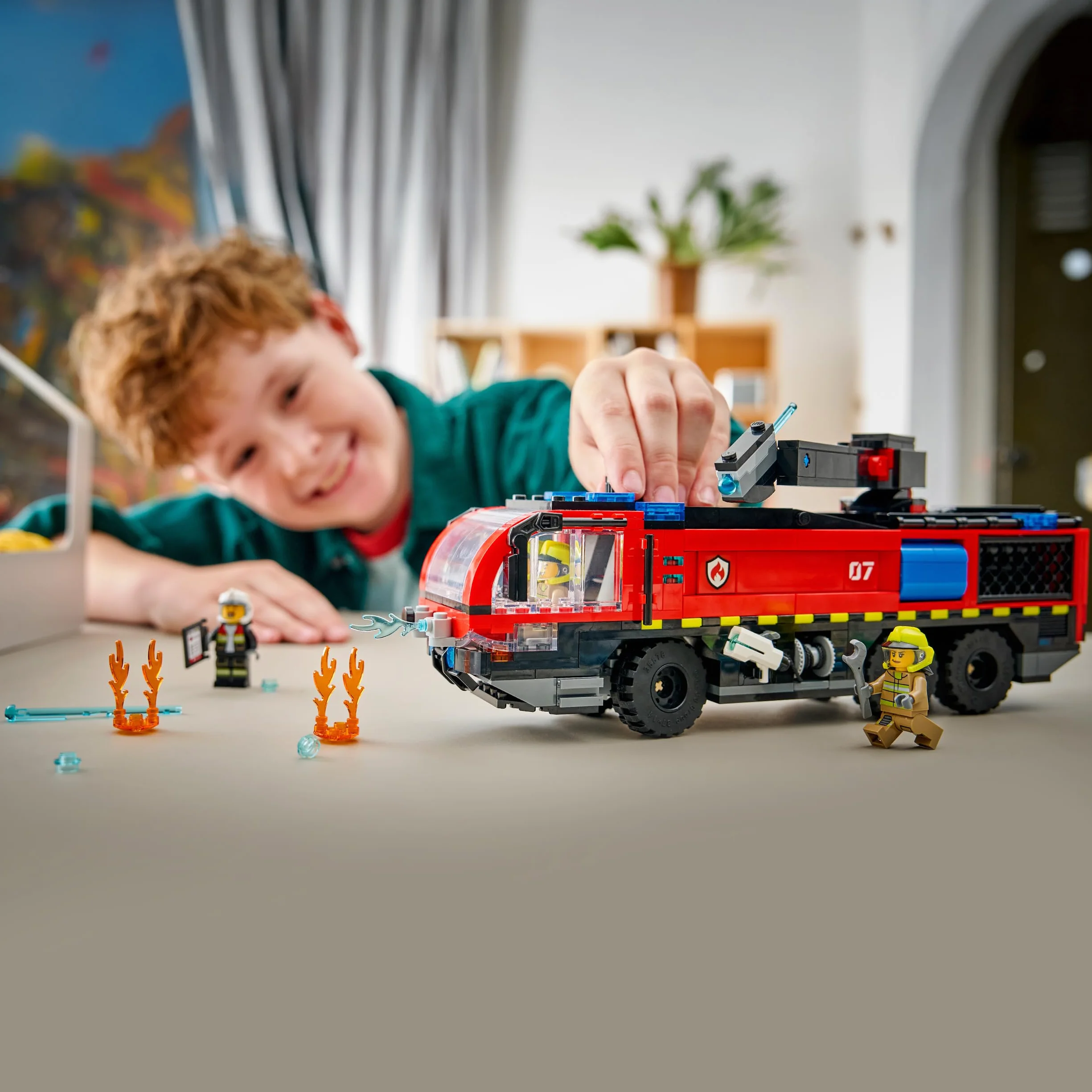 LEGO City Lotniskowy wóz strażacki, zabawka dla dzieci od 7 lat, klocki konstrukcyjne z pojazdem ratunkowym i czterema minifigurkami, prezent dla 7-latka, dla chłopca i dziewczynki na urodziny 60499