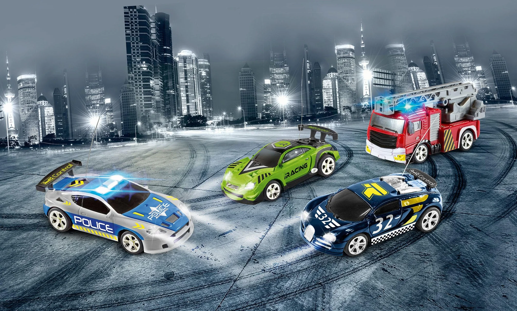 Revell Control 23560 Mini zdalnie sterowany samochód wyścigowy zielony, ze sterowaniem 40 MHz, w pojemniku na puszki, zawiera stożki drogowe, długość 8 cm