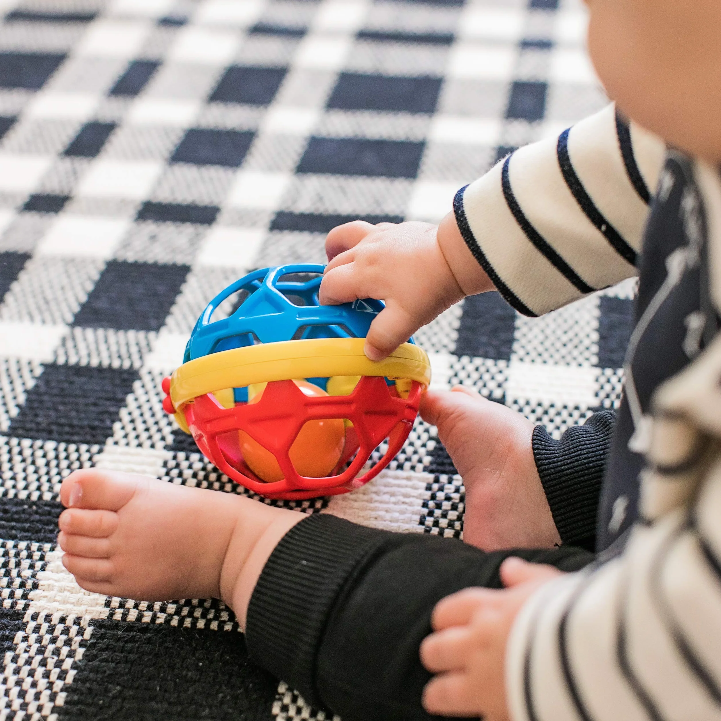 Baby Einstein Bendy Ball Easy Grasp Oball grzechotka bez BPA, dla dzieci w wieku od 3 miesięcy