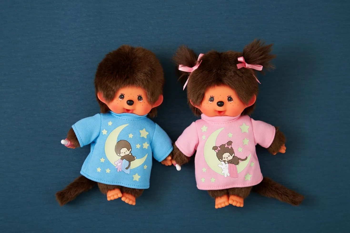 Sekiguchi 223732 - Oryginalna dziewczyna Monchhichi pluszowa figurka z różową koszulką do spania, elementy Glow in the Dark i warkocze z kokardkami, ok. 20 cm duża przytulanka z brązowego pluszu