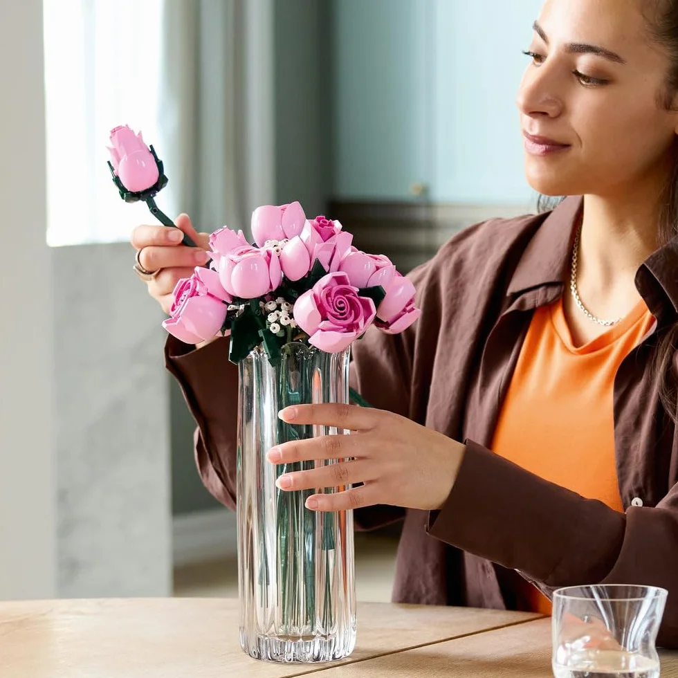 LEGO Botanicals Bukiet różowych róż, sztuczne kwiaty do zbudowania, pomysł na prezent na Dzień Matki, walentynki lub urodziny, dla kobiet i mężczyzn, kwiatowa dekoracja do domu i biura 10374