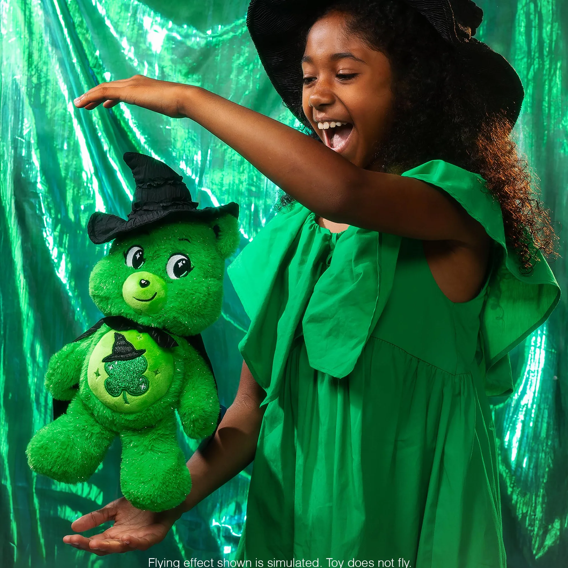 Basic Fun Care Bears Wicked Maskotka Pluszowa 22 cm – Zestaw 2 sztuki edycja limitowana – Good Luck Bear jako Elphaba i Love-a-lot Bear jako Glinda – Pluszaki teatralnego crossovera dla dzieci i fanów