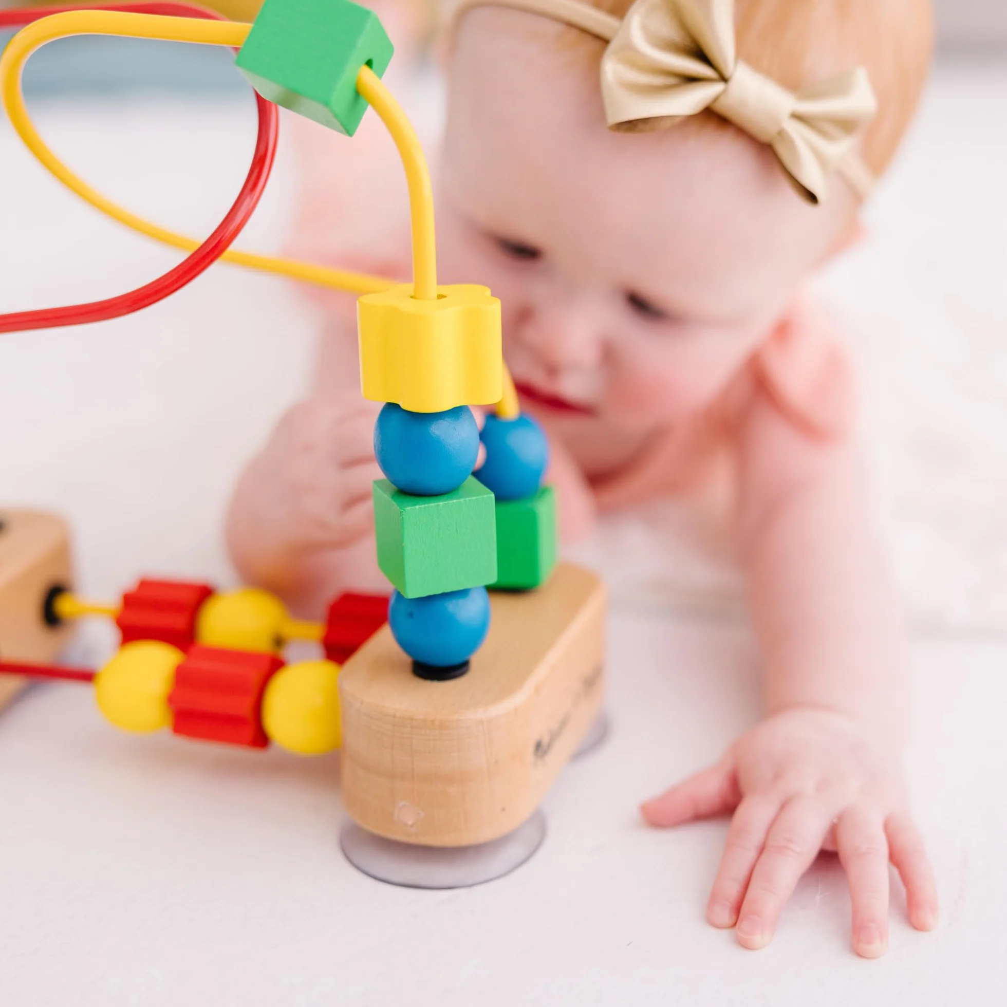 Melissa & Doug – pierwszy labirynt koralikowy (zabawki rozwojowe, drewniana zabawka edukacyjna, rzemiosło wysokiej jakości i solidna konstrukcja, wys. 19,685 cm x szer. 9,525 cm x wys. 17,78 cm)