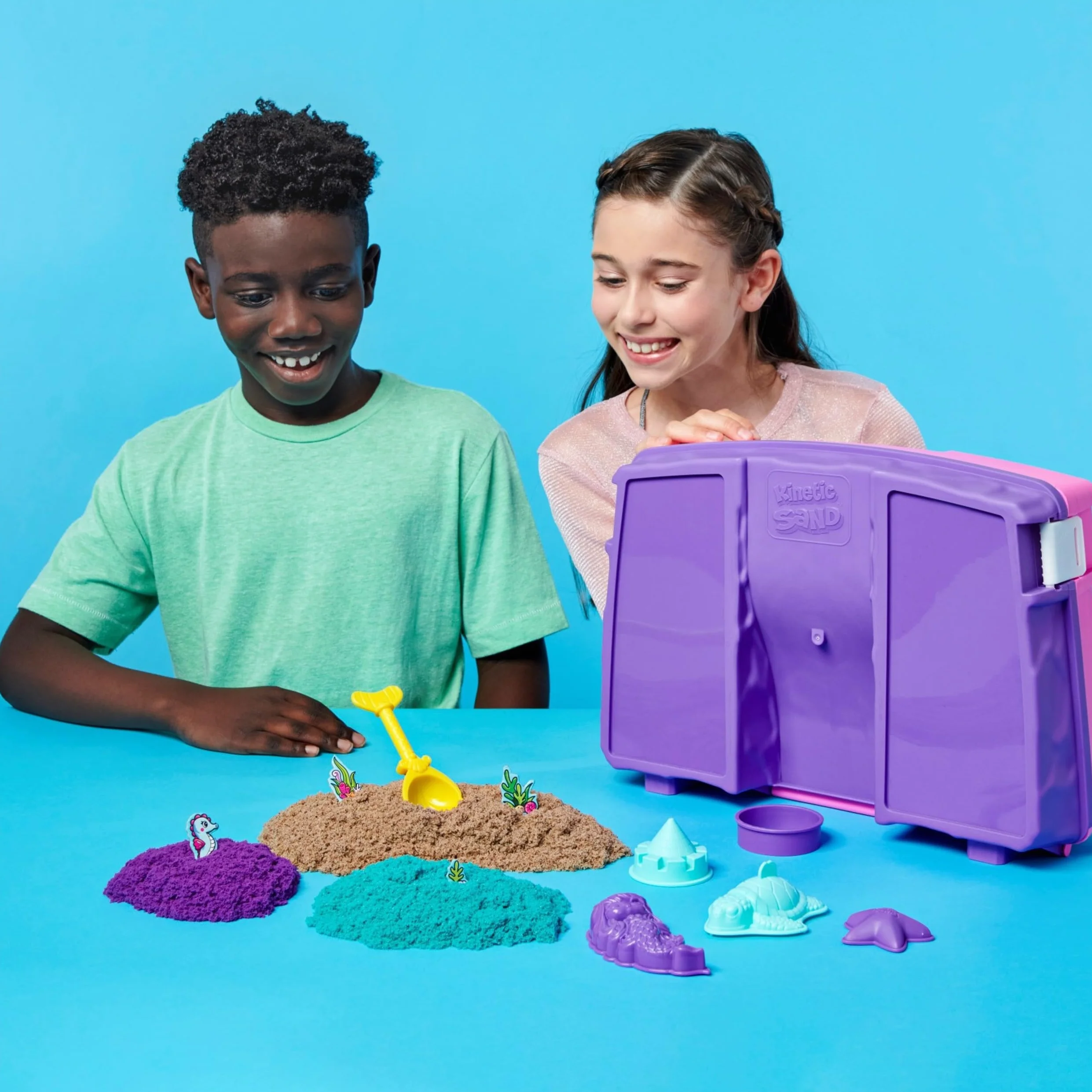 Kinetic Sand, Zestaw do zabawy w pałacu syrenki, 0,9 kg połyskującego piasku do zabawy, składana piaskownica wielokrotnego użytku i narzędzia, zabawki sensoryczne dla dzieci w wieku od 3 lat