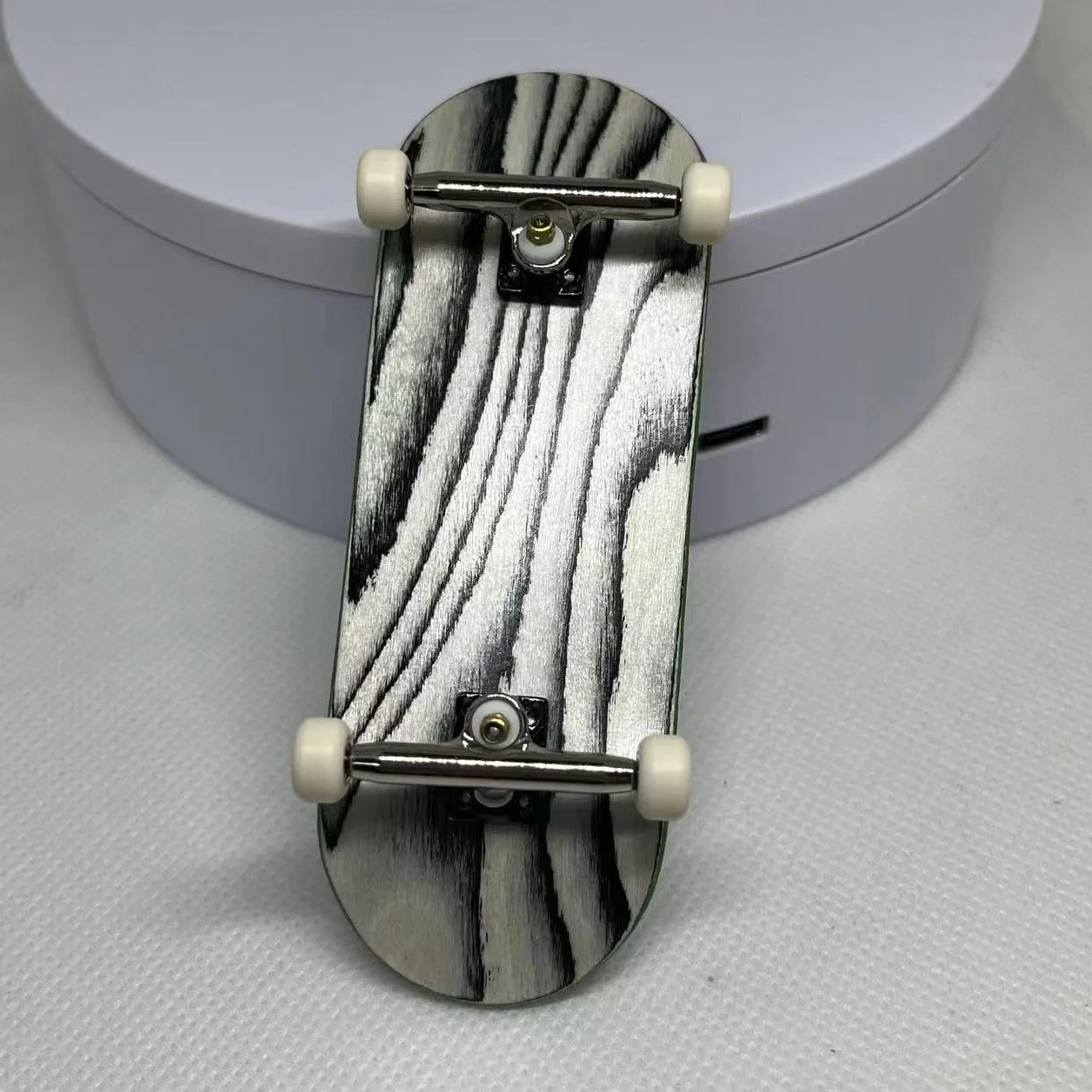 LEEFAI Pro Fingerboard Trucks mini Finger Deskorolka osie 4.0-Regular Kingpin Upgraded v2 płyta bazowa z płytą bazową kolor i rozmiar (36 mm, srebrna)