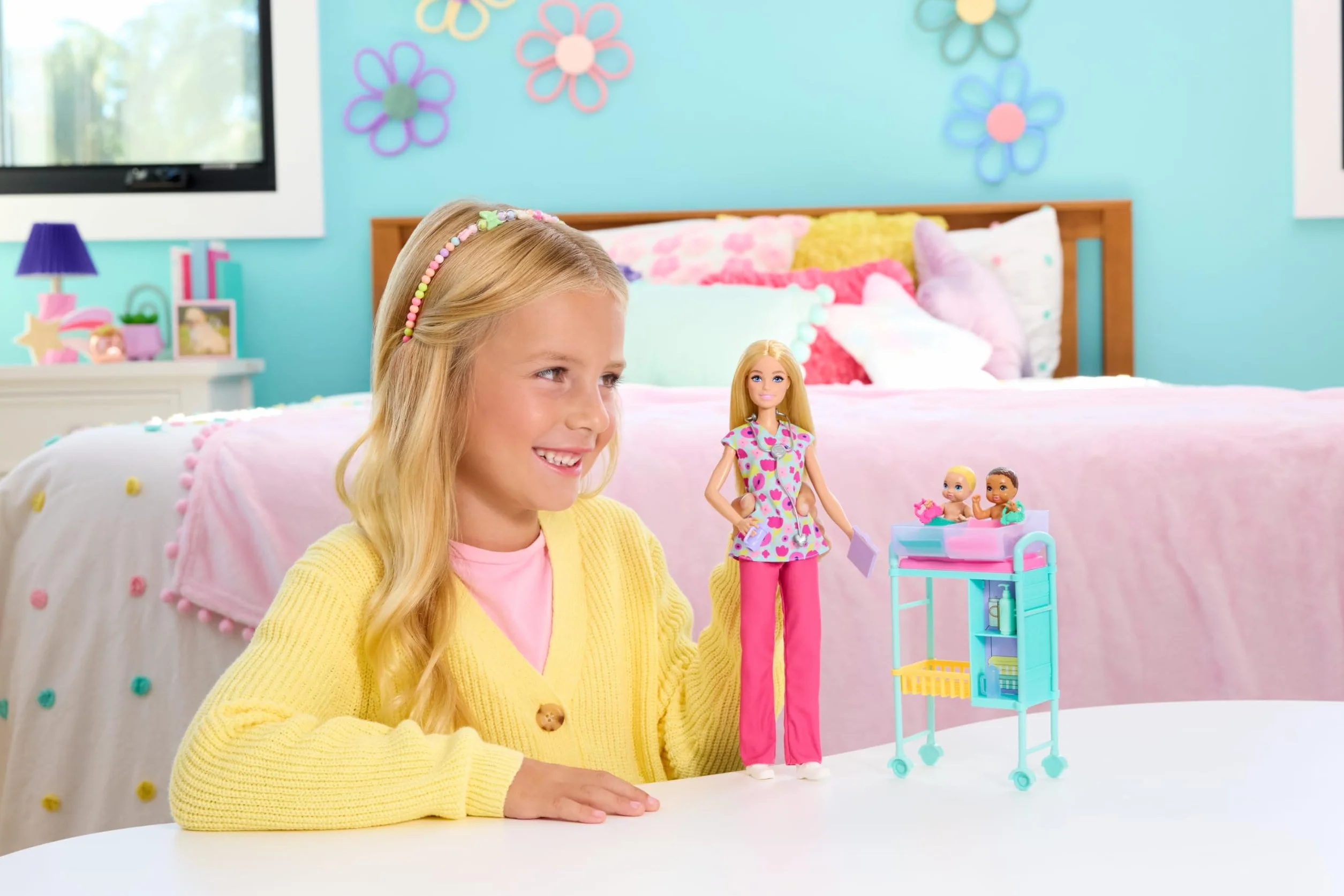 Barbie Kariera Pediatra Zestaw, lalka blondynka ubrana w strój lekarski, 2 lalki bobasy, stół do badań i akcesoria, zabawka dla dzieci 3+, JMK12