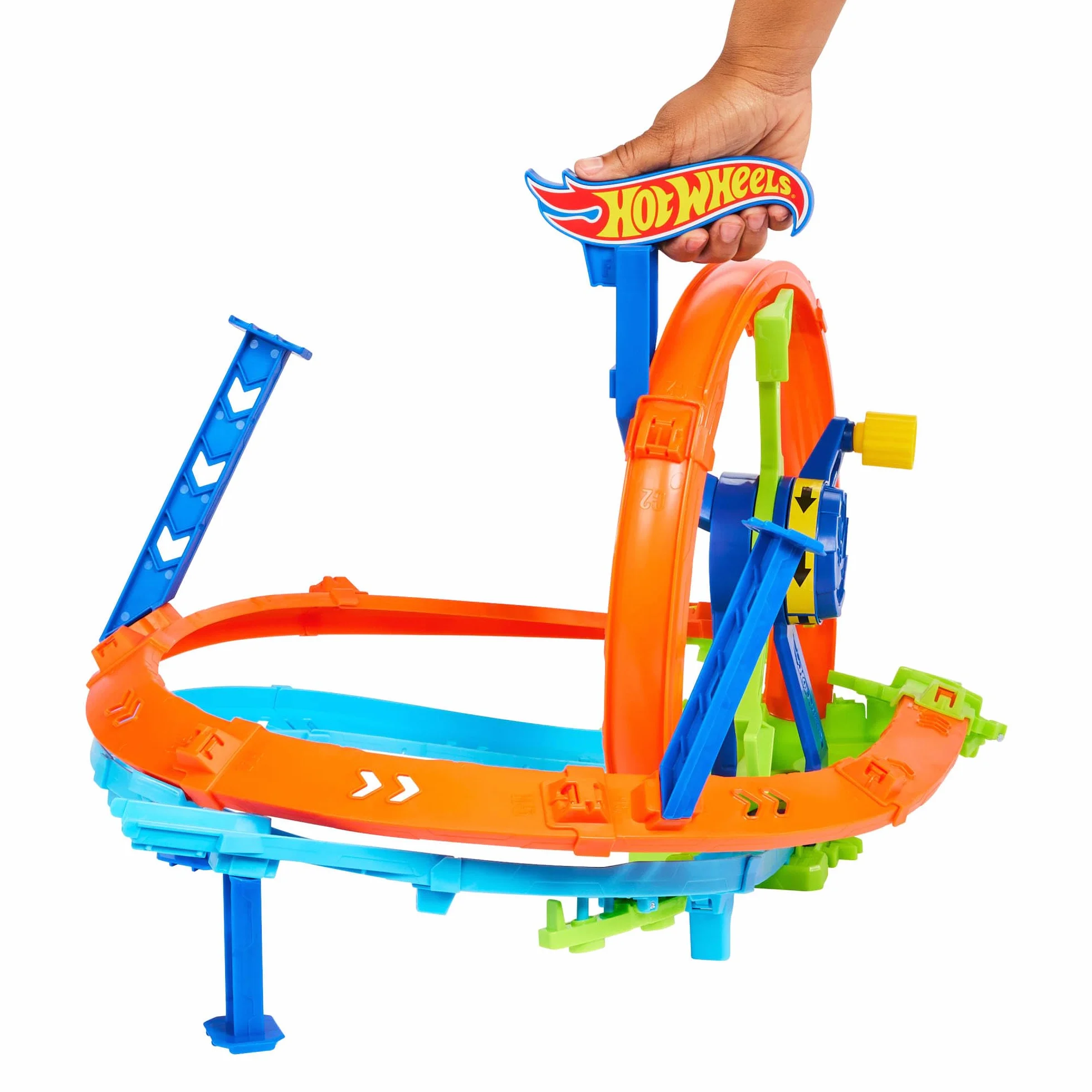 Hot Wheels Stunt Tracks Wyścigowa Turbo Pętla Zestaw do zabawy, samochodowy tor wyścigowy w kształcie ósemki, przyspieszacz, strefa kraks i metalowy samochodzik w skali 1:64, zabawka dla dzieci 4+