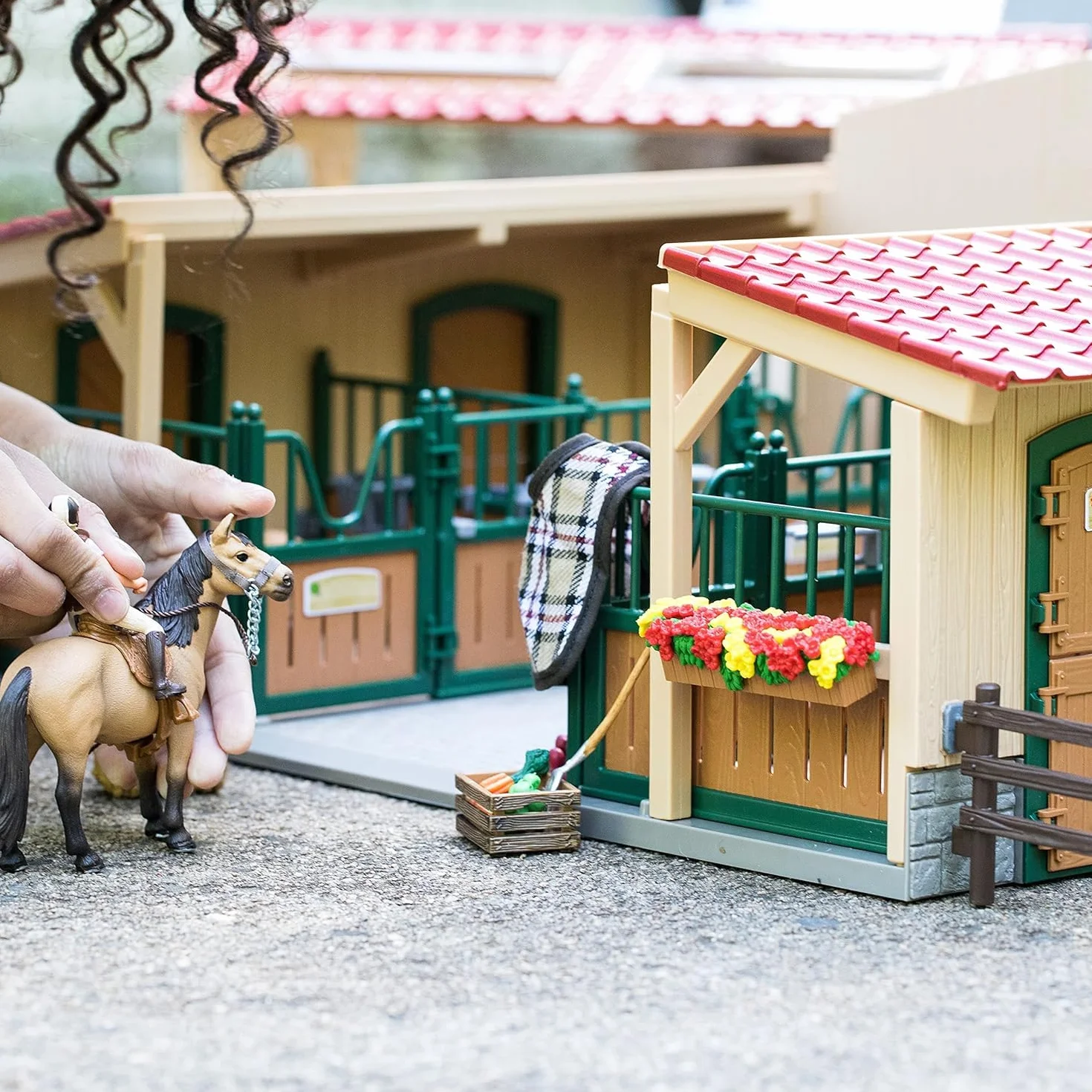 schleich FARM WORLD | Stajnia z końmi i akcesoriami 42195 | Zestaw ze stajnią, padokiem, 2 końmi, figurką dziewczynki i akcesoriami | Zabawka farma od 3 lat | 96 elementów | Ekskluzywnie na Amazon