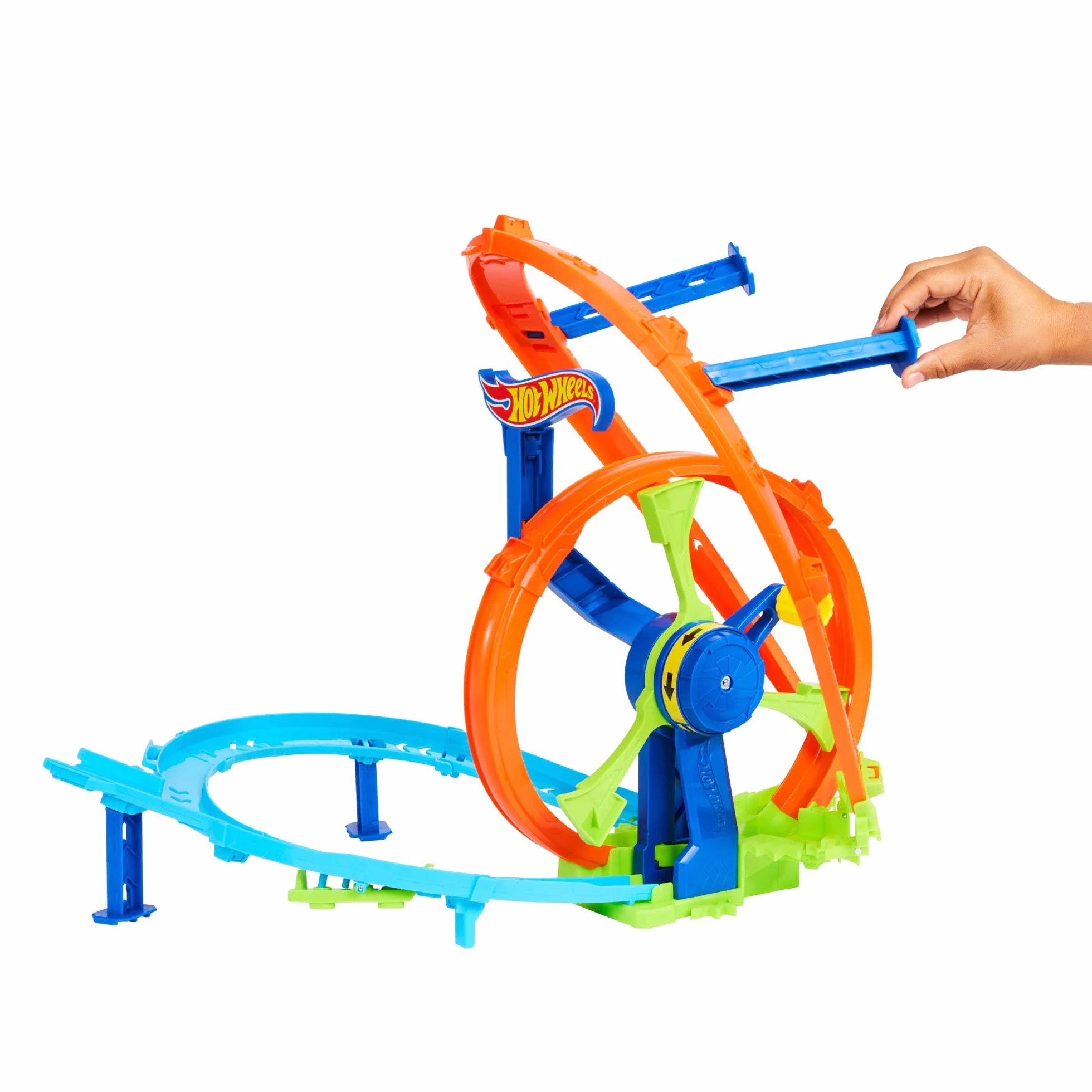 Hot Wheels Stunt Tracks Wyścigowa Turbo Pętla Zestaw do zabawy, samochodowy tor wyścigowy w kształcie ósemki, przyspieszacz, strefa kraks i metalowy samochodzik w skali 1:64, zabawka dla dzieci 4+