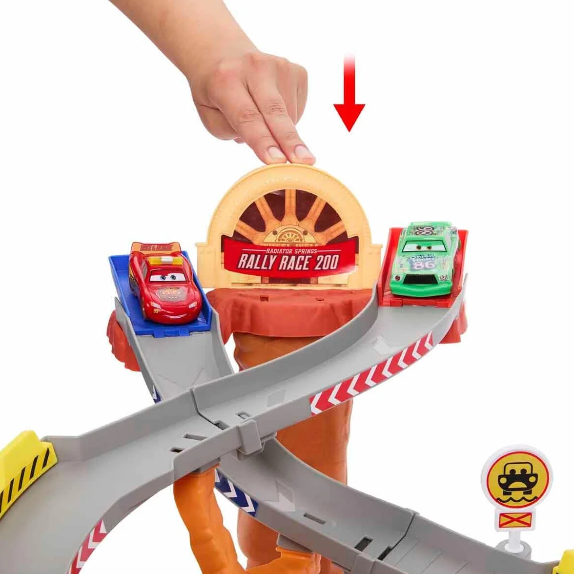 Mattel Disney Pixar Cars Auta Droga ratunkowa Wyścig z przeszkodami Zestaw do zabawy: 2 samochody zabawki Zygzak McQueen i Marek Marucha, 2 zabawkowe wózki widłowe i 2 sposoby na rajdową zabawę, JFL57