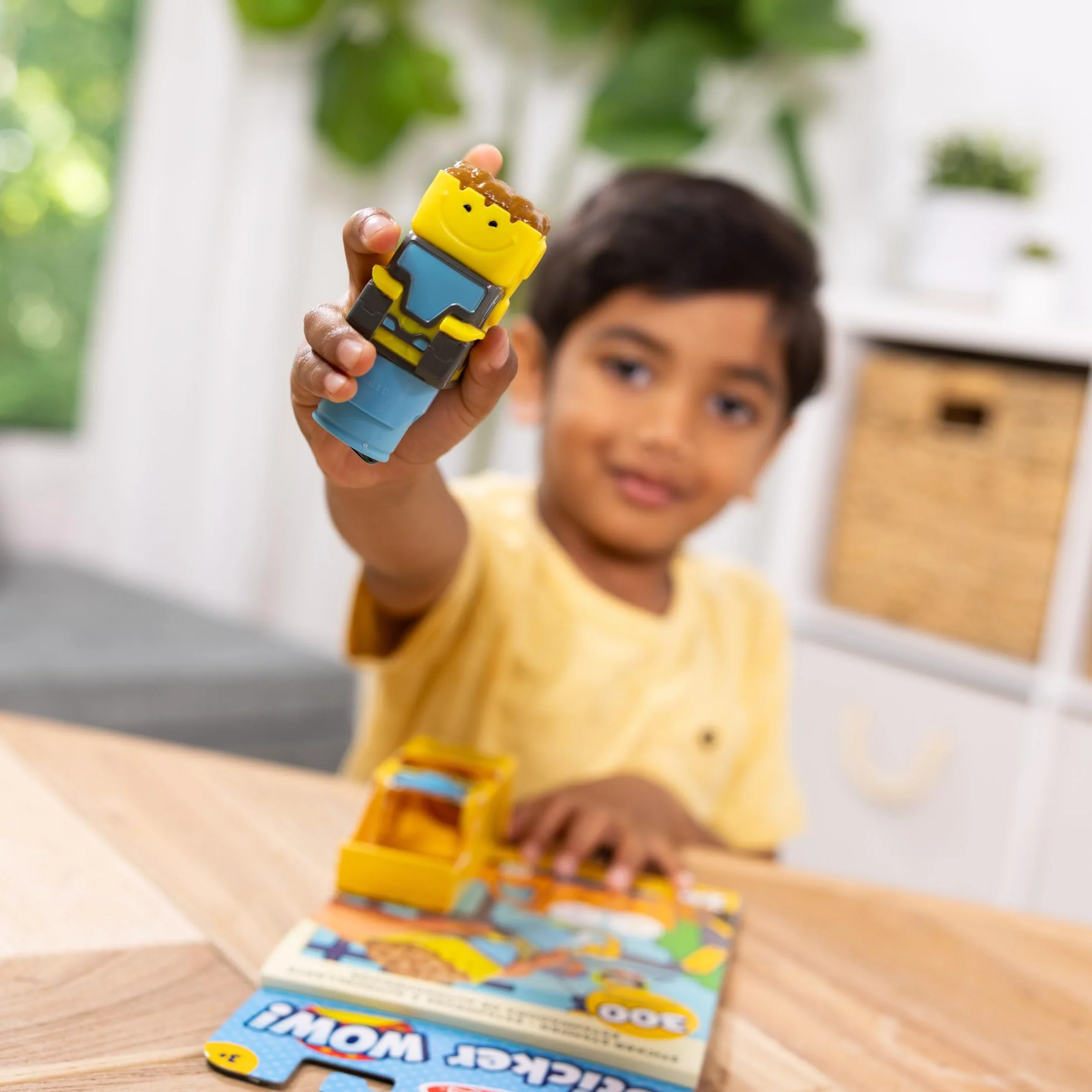 Melissa & Doug Naklejka Wow!™ Zestaw Bulldozer: 24-stronicowy blok aktywności, szablon do naklejek, 500 naklejek, zabawka dotykowa i artystyczna z postacią kolekcjonerską