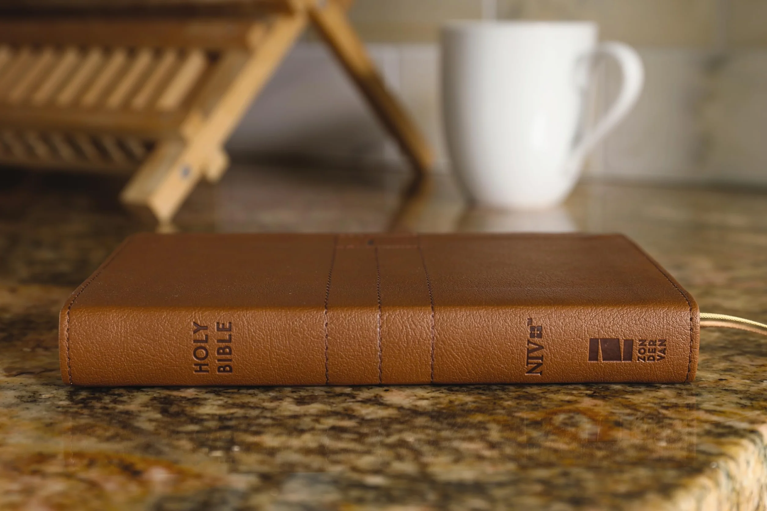 Niv, Thinline Bible, Compact, Leathersoft, Brown, Red Letter, Comfort Print: New International Version, Brown, Leathersoft, Thinline, Red Letter, Comfort Print