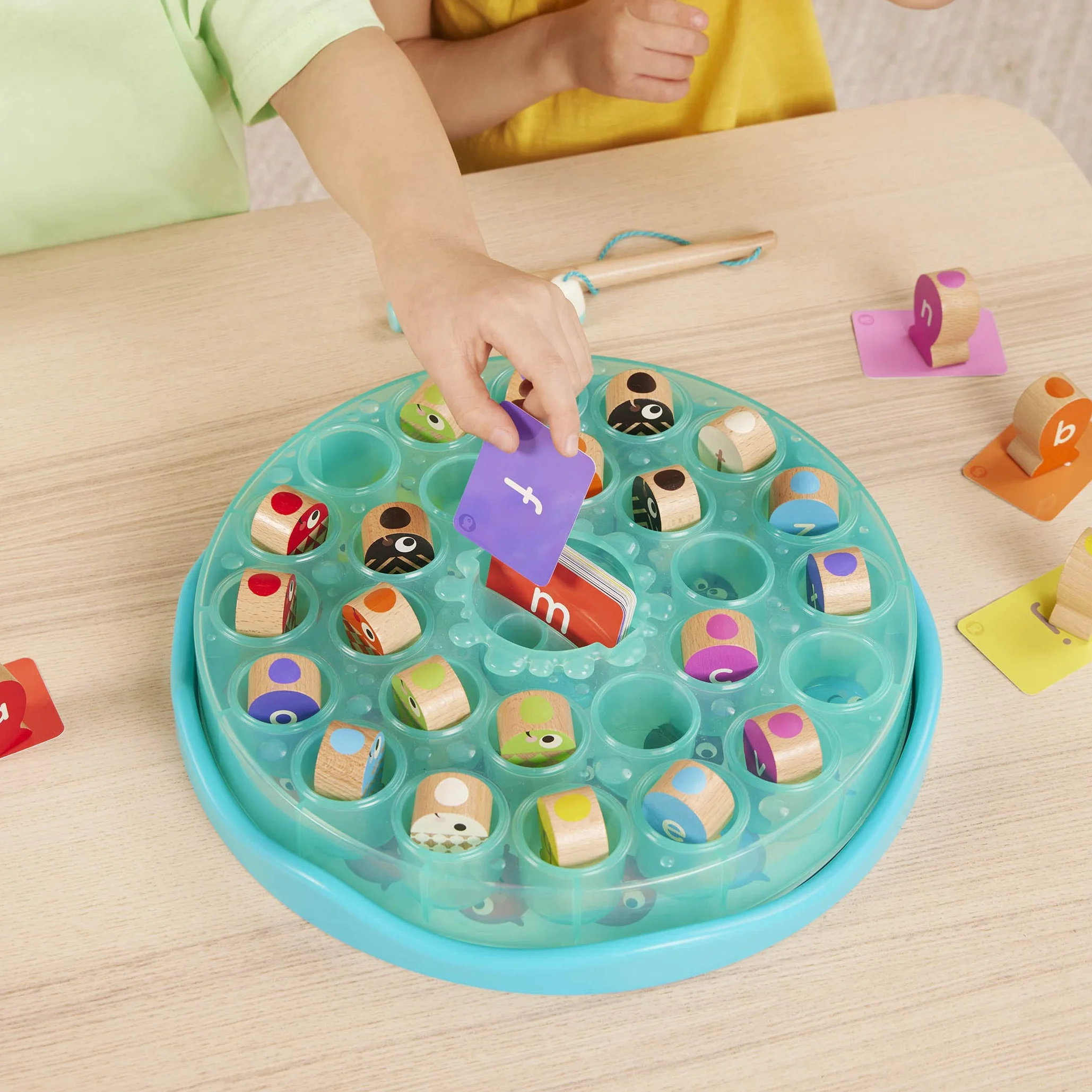 Battat Education 62243470095 Magnetyczna gra wędkarska z drewna z ABC i kolorowymi, nauka liter, zestaw wędkarski z 2 wędkami i 26 rybami dla dzieci od 2 lat, drewniana zabawka (58 części), niebieska