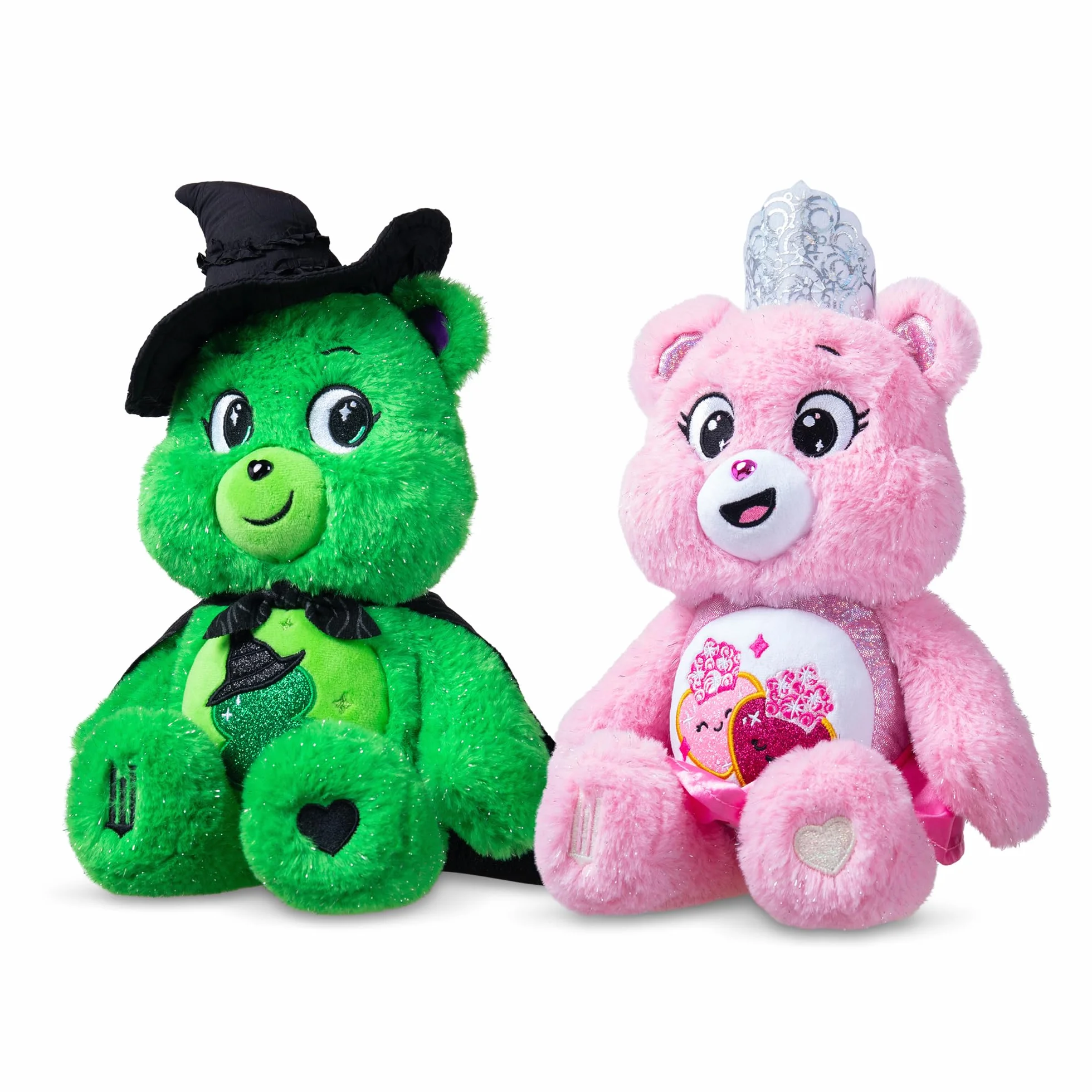 Basic Fun Care Bears Wicked Maskotka Pluszowa 22 cm – Zestaw 2 sztuki edycja limitowana – Good Luck Bear jako Elphaba i Love-a-lot Bear jako Glinda – Pluszaki teatralnego crossovera dla dzieci i fanów