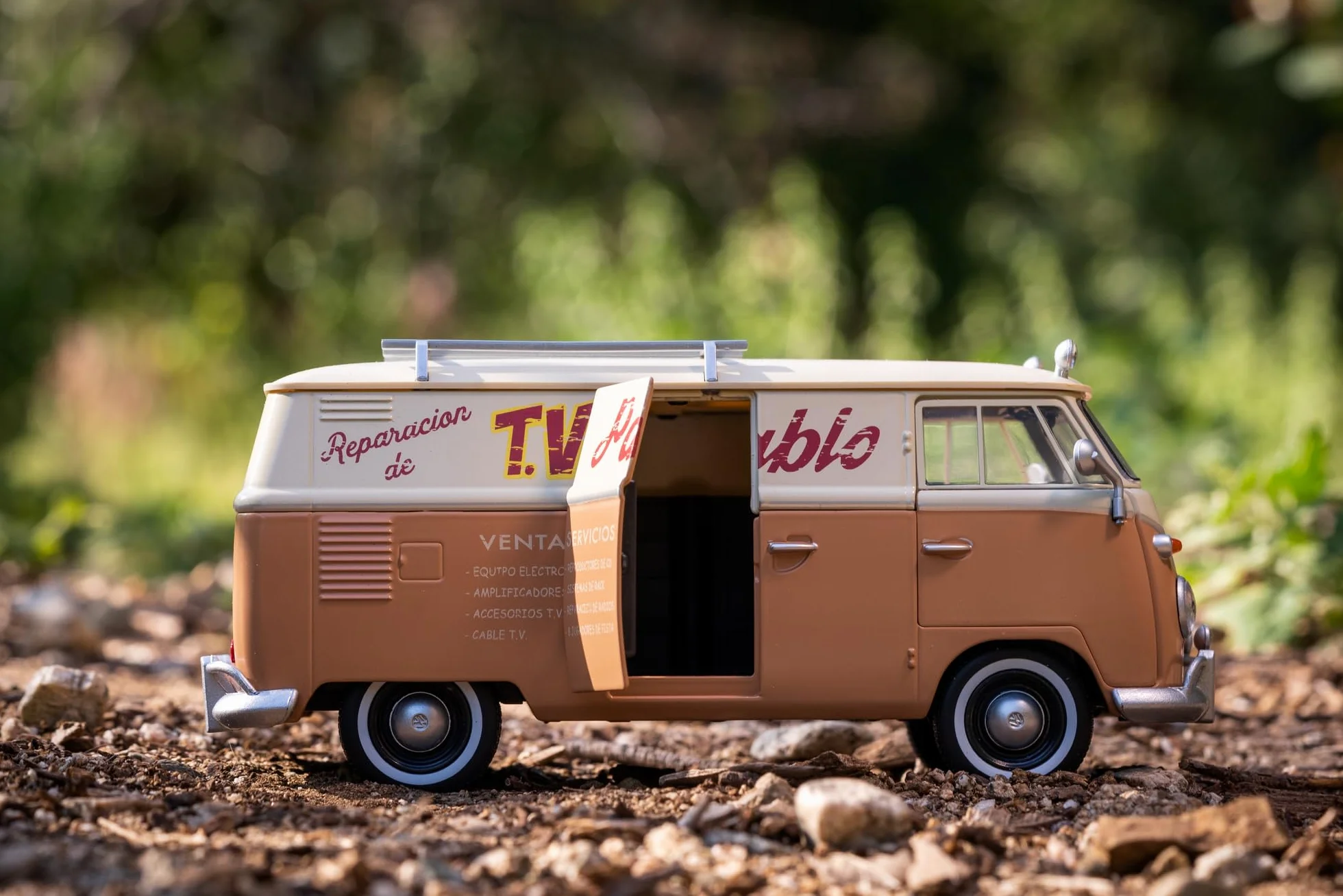 Jada 253115013 1967 VW Bus Transformers 1:24