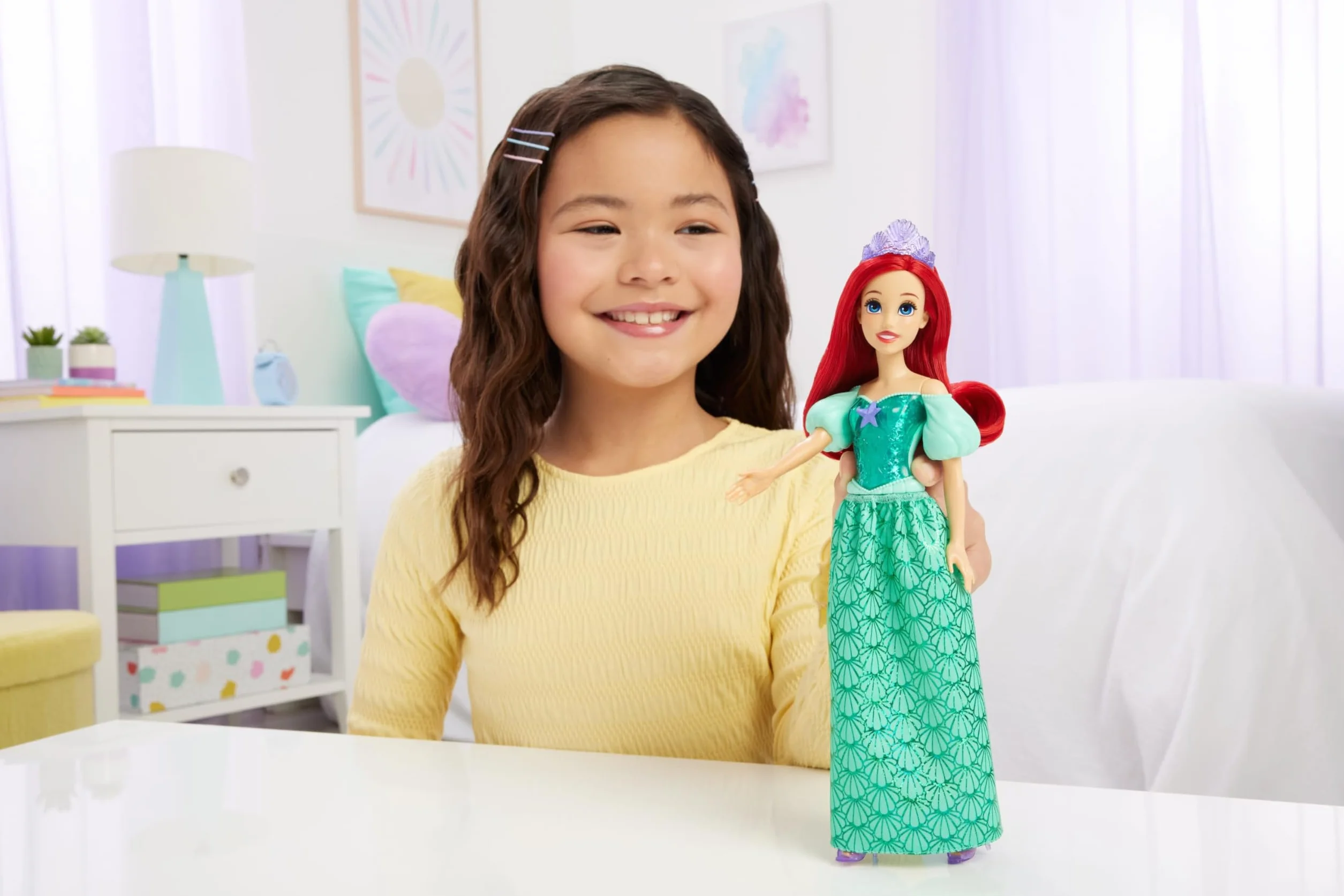 Mattel Księżniczka Disneya Arielka Lalka z punktami zgięcia, błyszczącym ubrankiem i akcesoriami inspirowanymi filmem Disneya, prezent dla dzieci HLW10