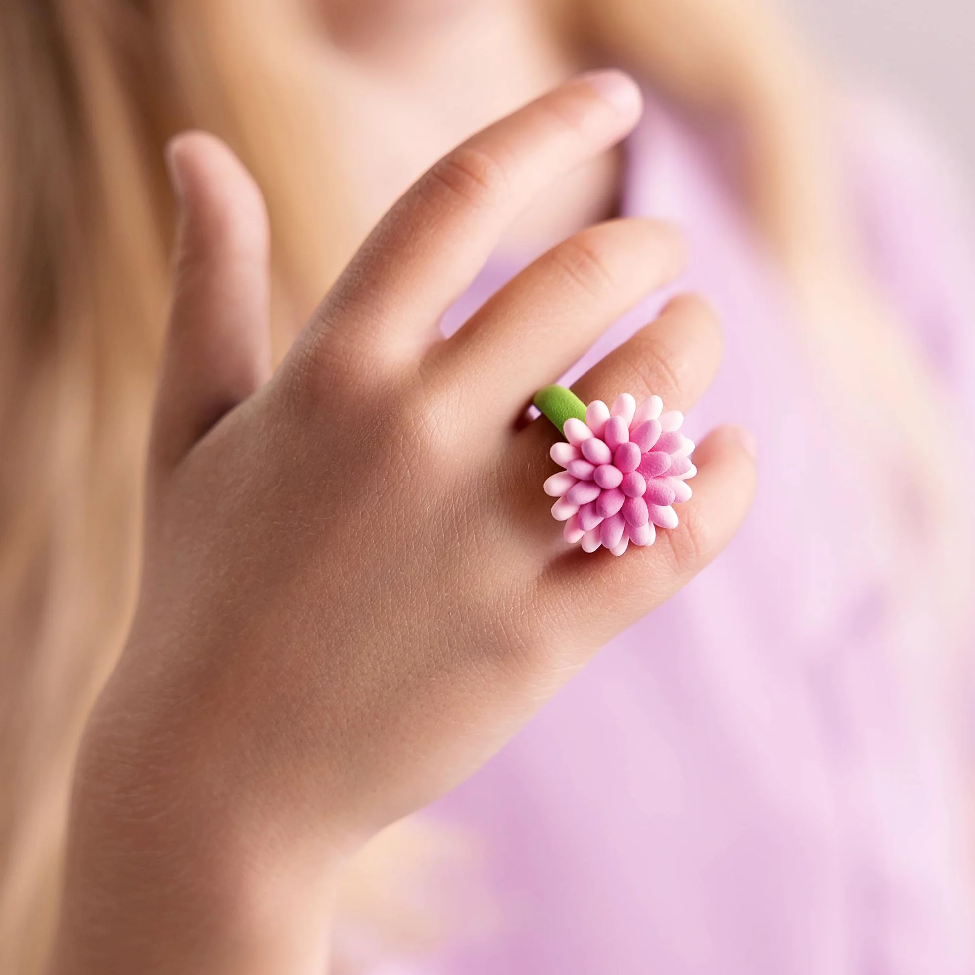 HEY CLAY Bijou Rings - Zestaw glinianych akcesoriów do majsterkowania - Glina suszona na powietrzu z narzędziami i interaktywną aplikacją dla dzieci w wieku 4-8 lat (floral nels)