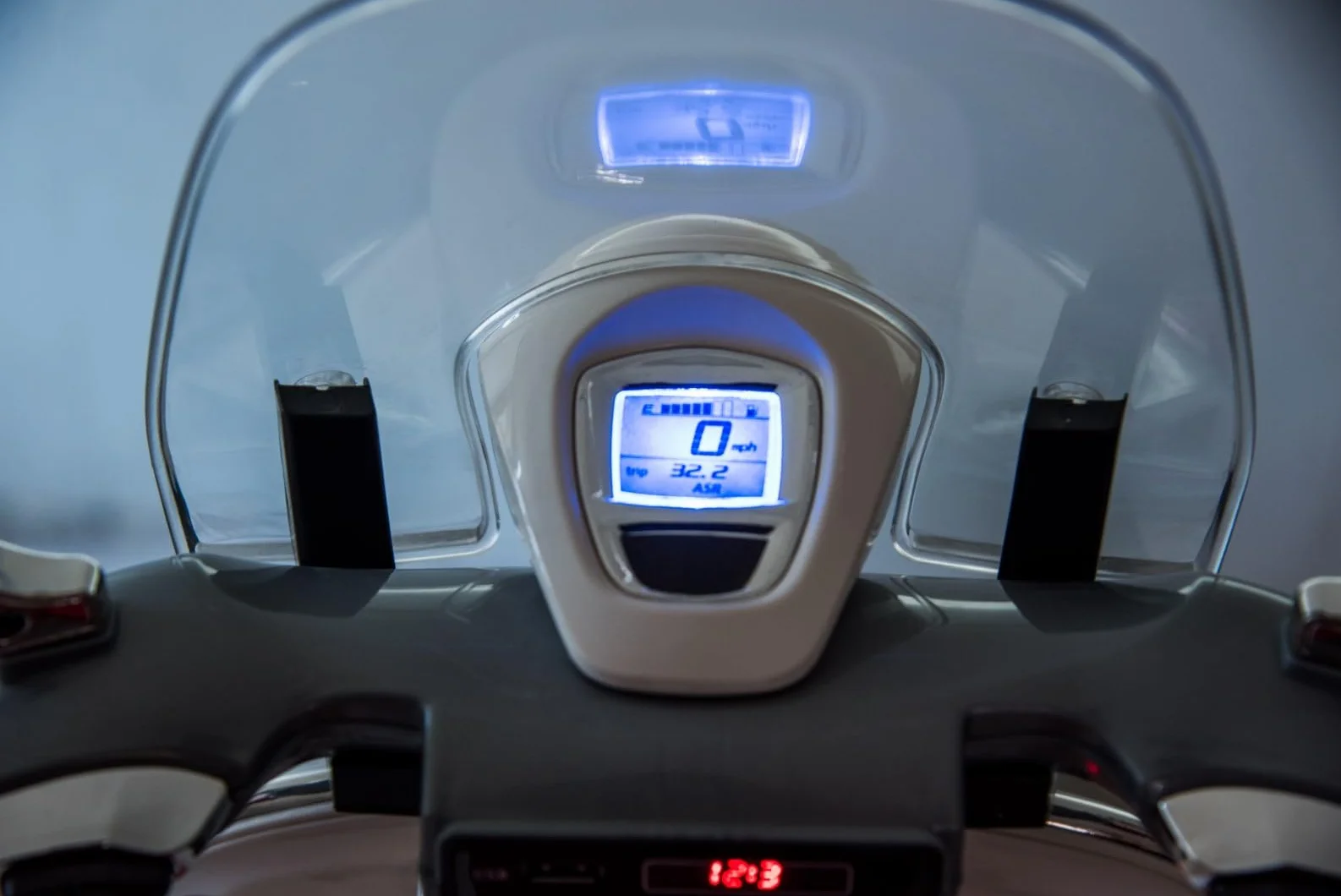 Jeździk skuter dla dzieci Vespa, pojazd od 3 lat, silnik 2x30W, biały